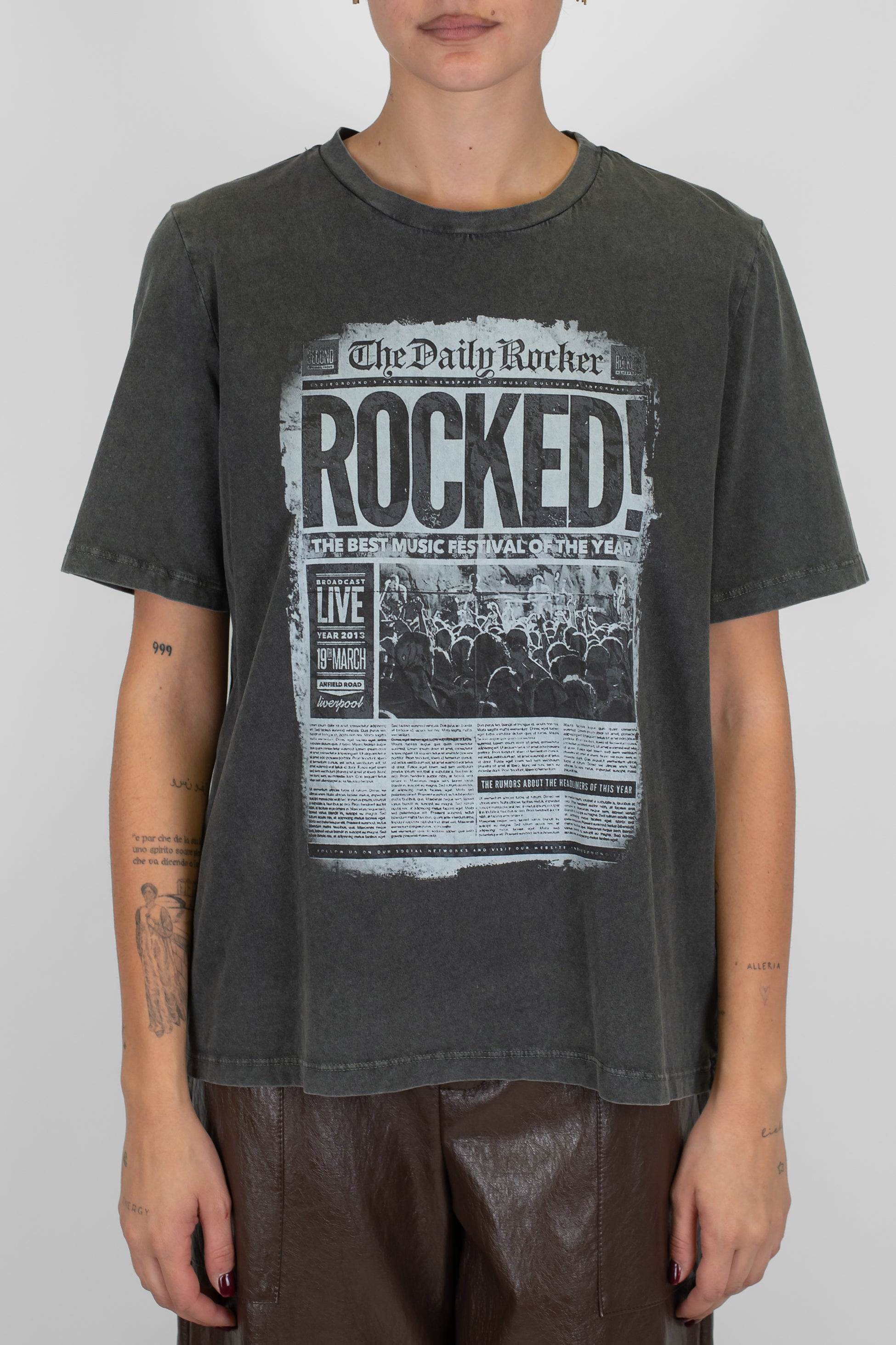 Tensione in - T-shirt con stampa giornale