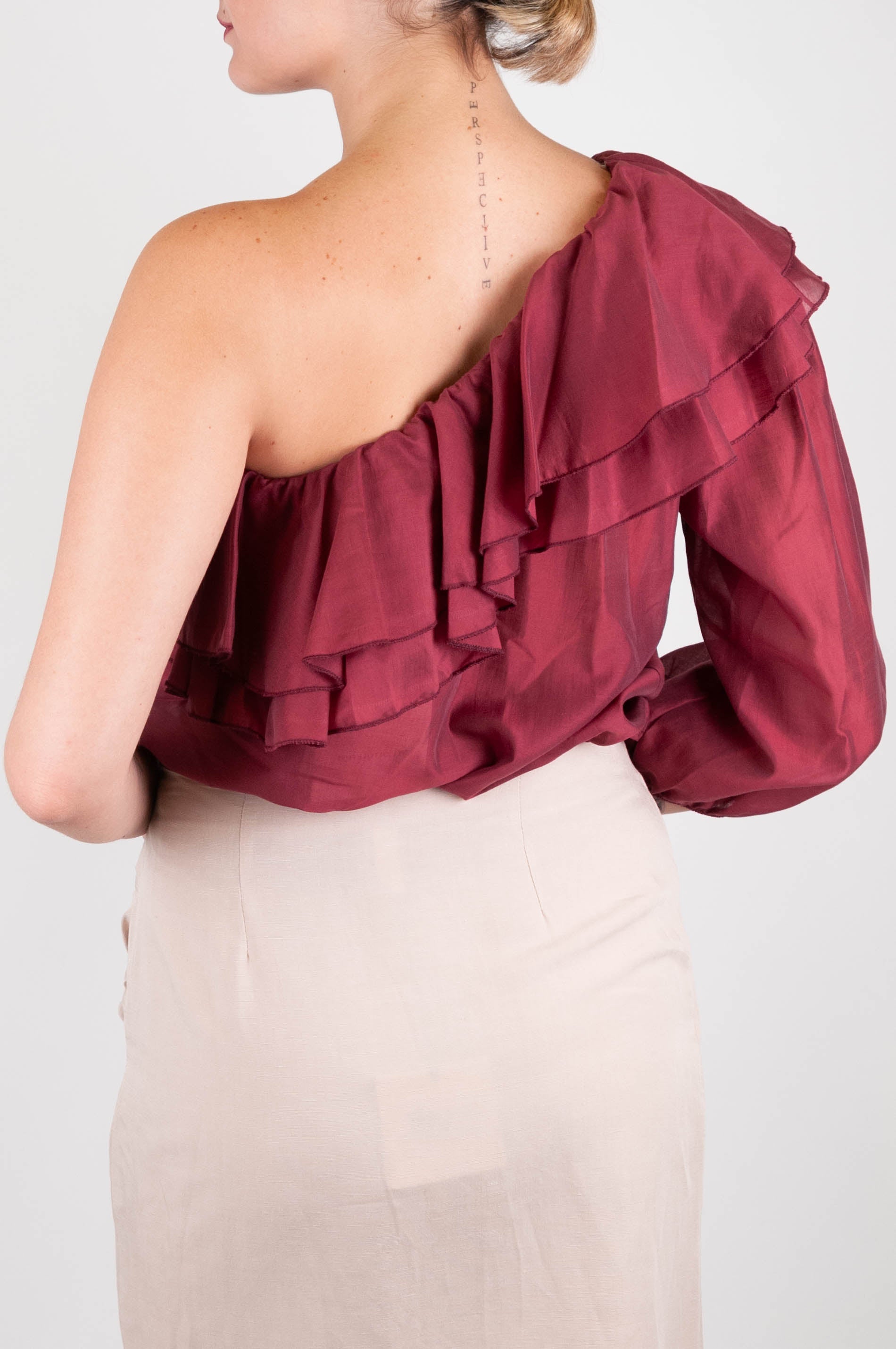 Tensione in - Blusa monospalla con rouches