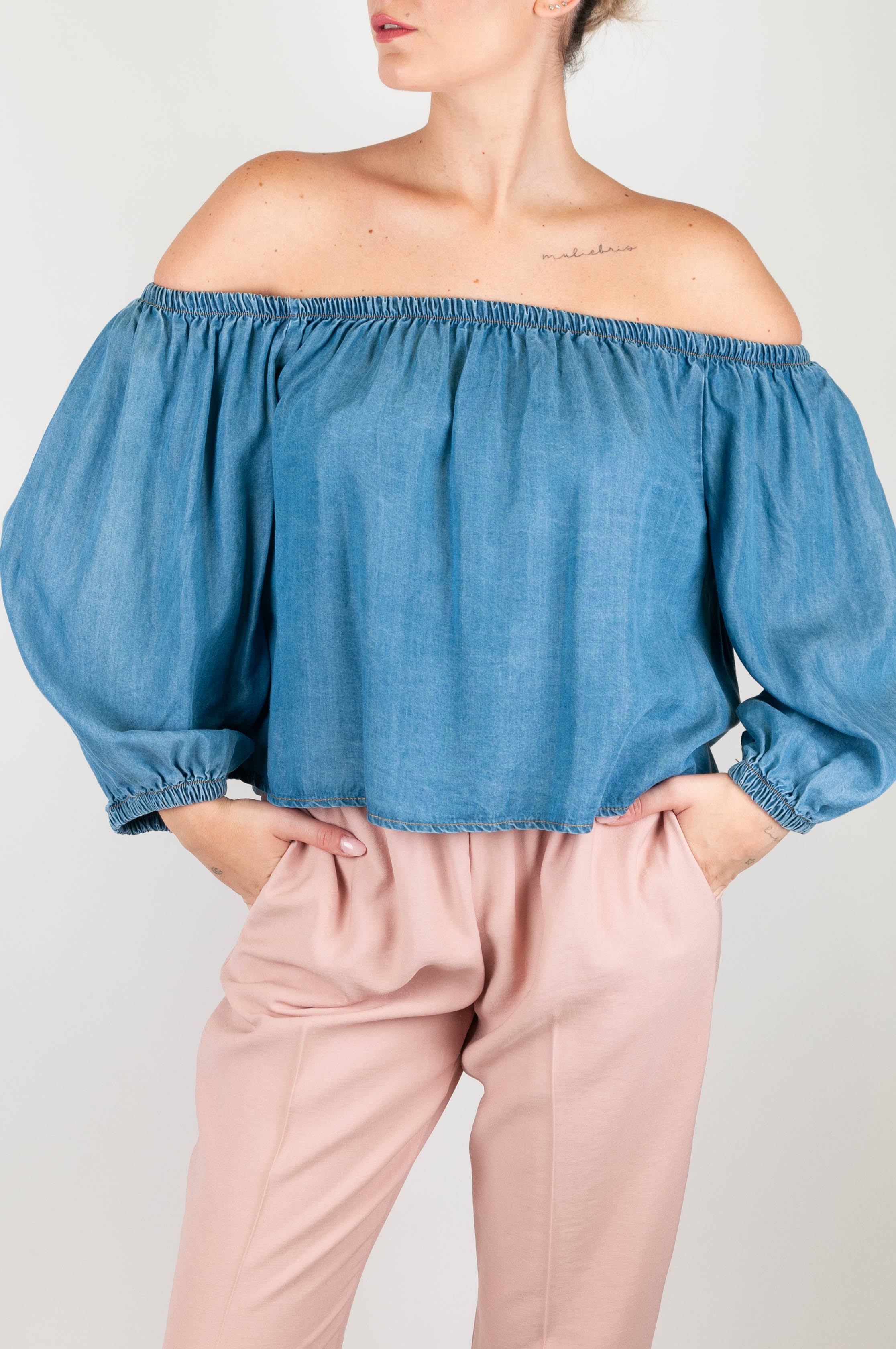 Tensione in - Top in chambray con scollo shiffer