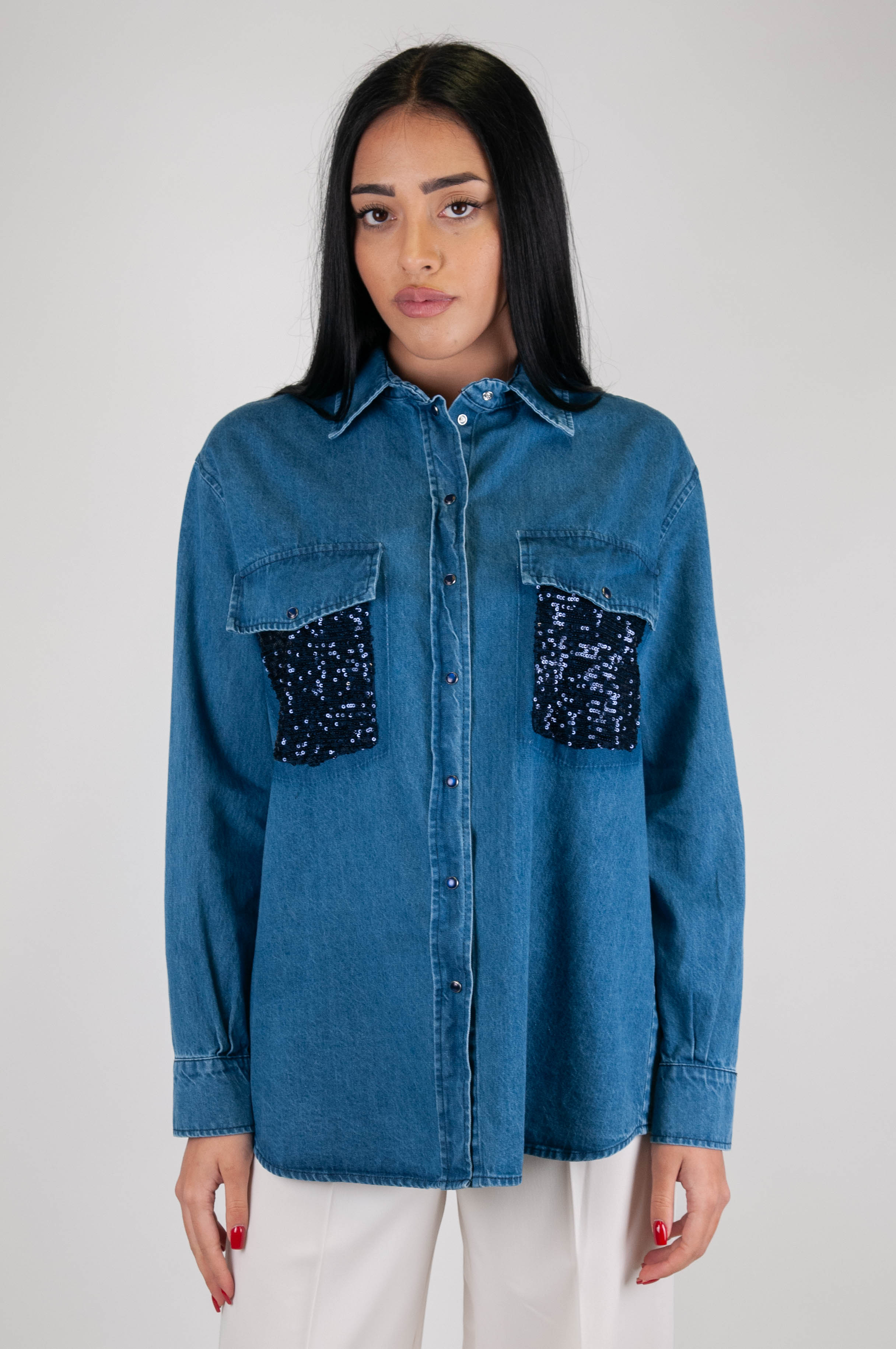 Tensione in - Camicia di jeans con taschini paillettes