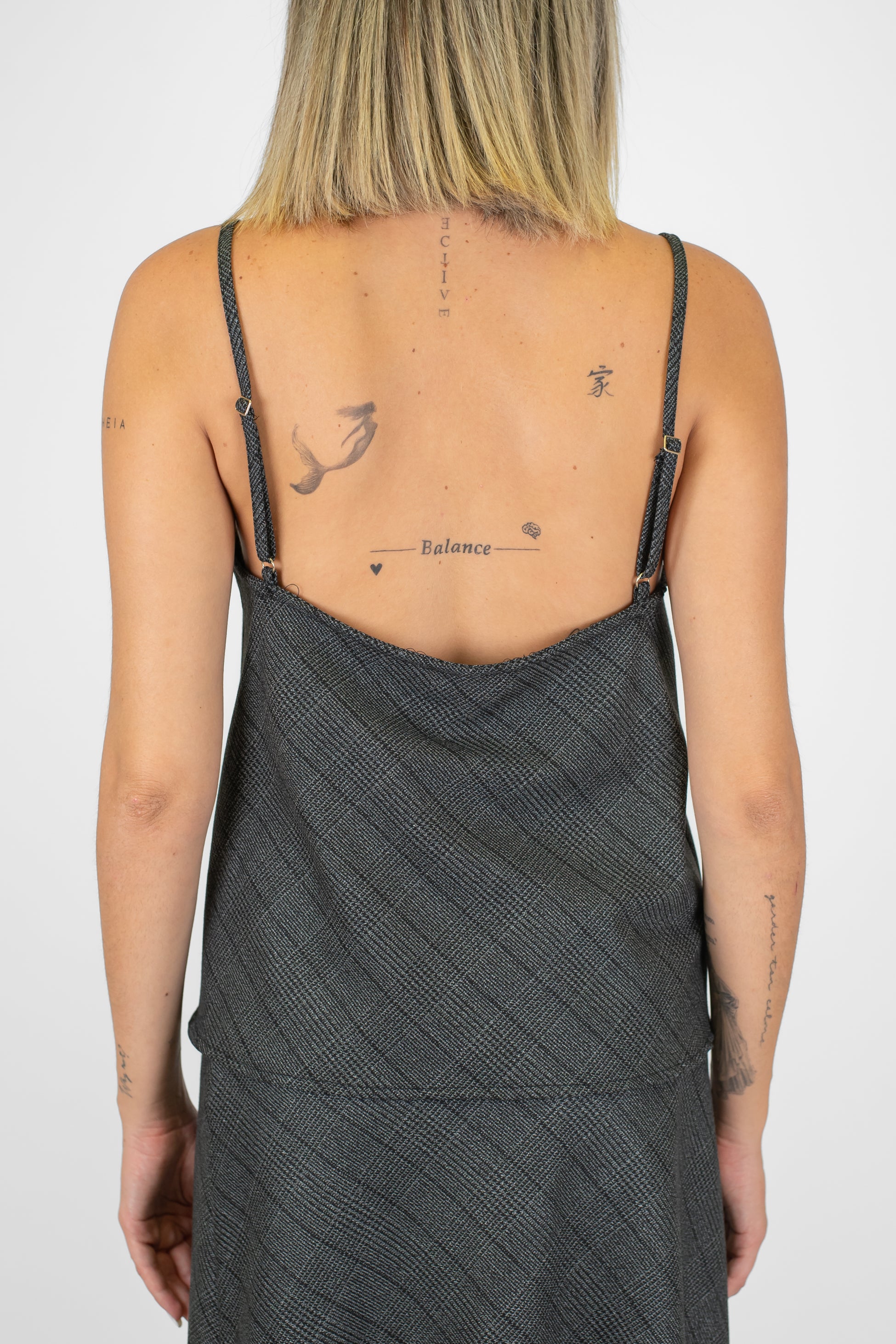 Tensione in - Top fantasia check con scollo a V in pizzo