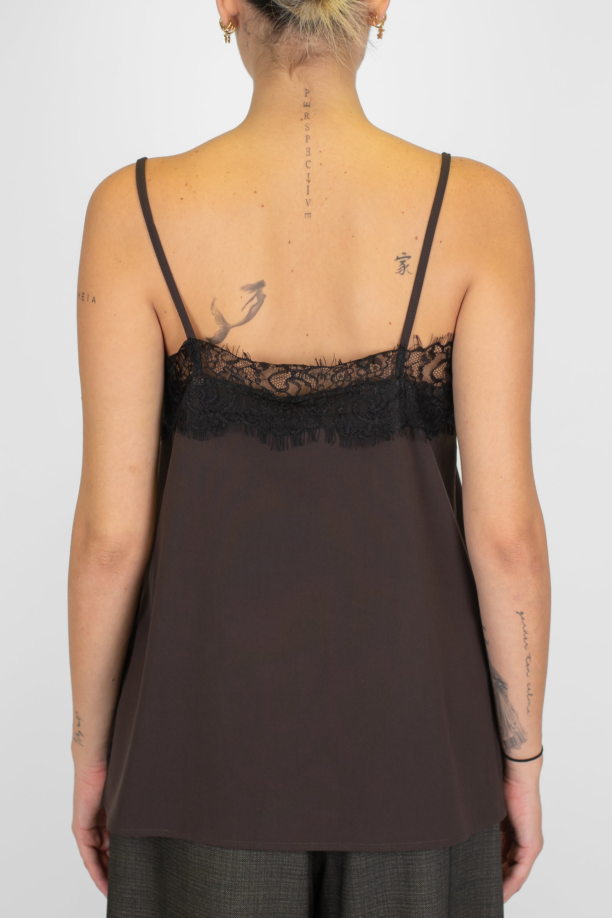 Tensione in - Top in satin con bretelline e orlo superiore in pizzo