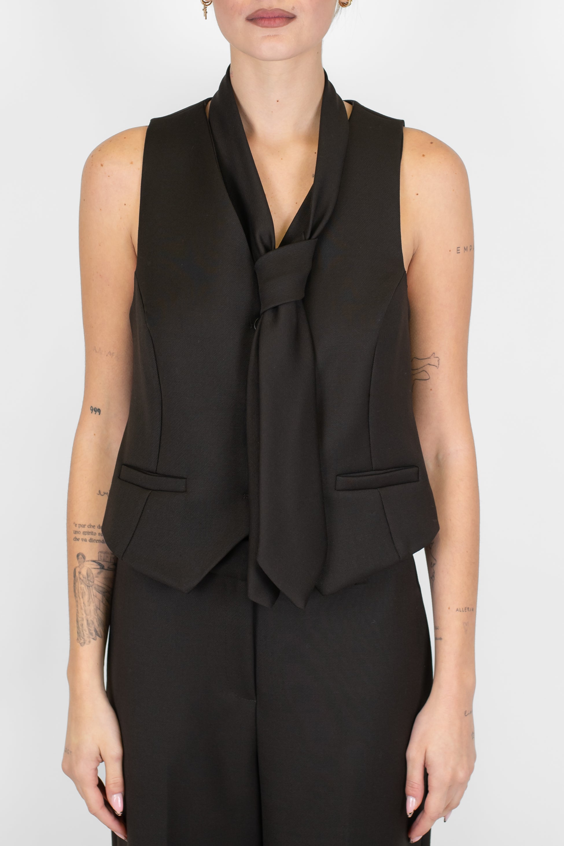 Tensione in - Gilet con cravatta in tessuto