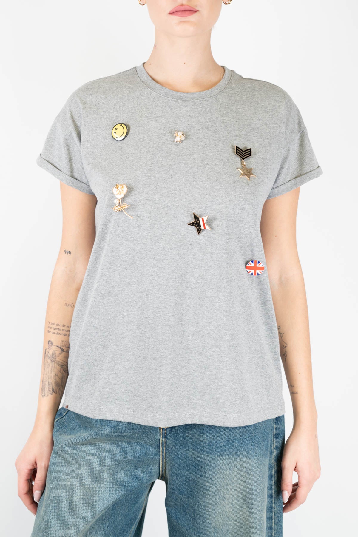 Tensione in - T-shirt con spille