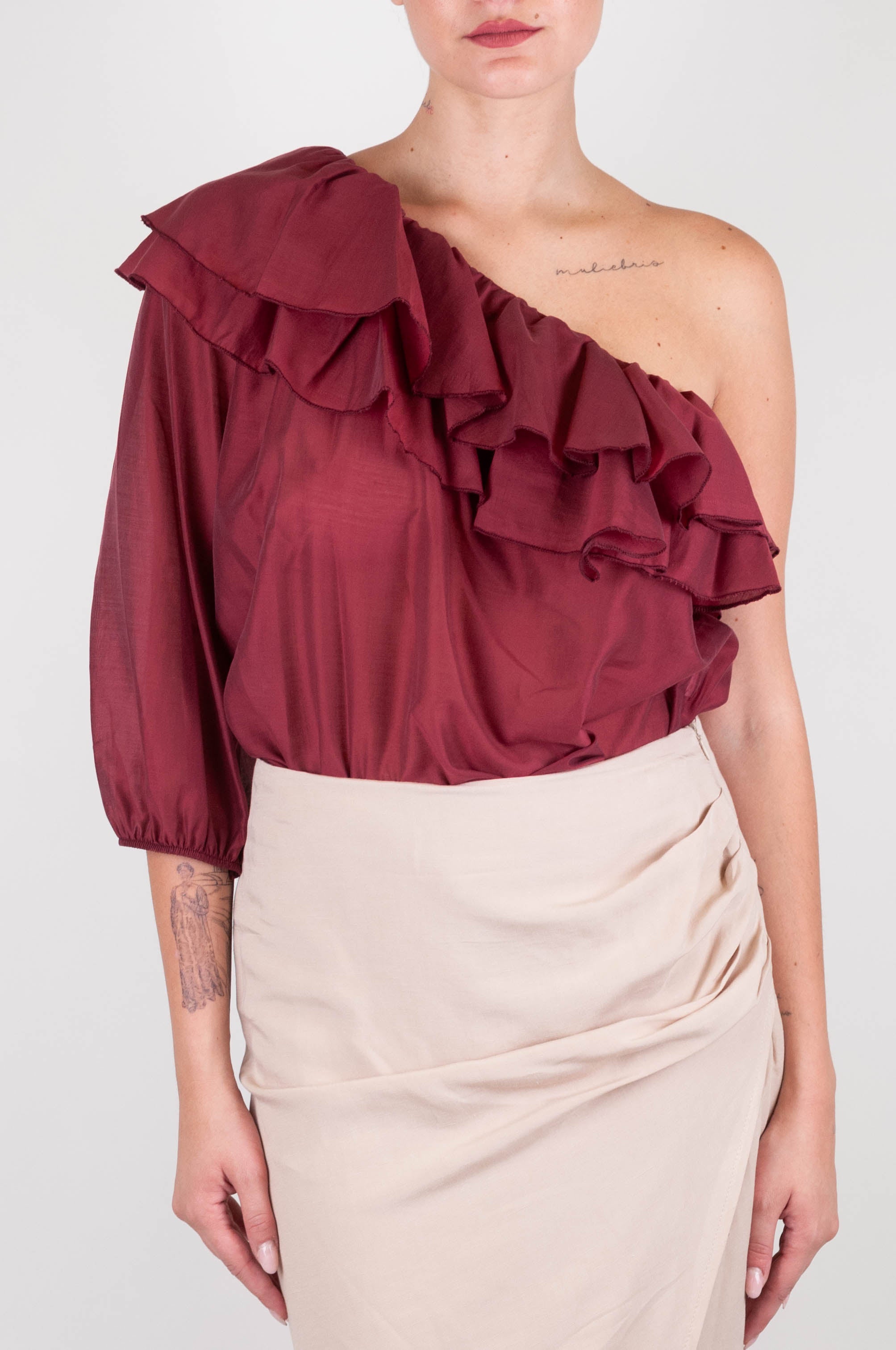 Tensione in - Blusa monospalla con rouches