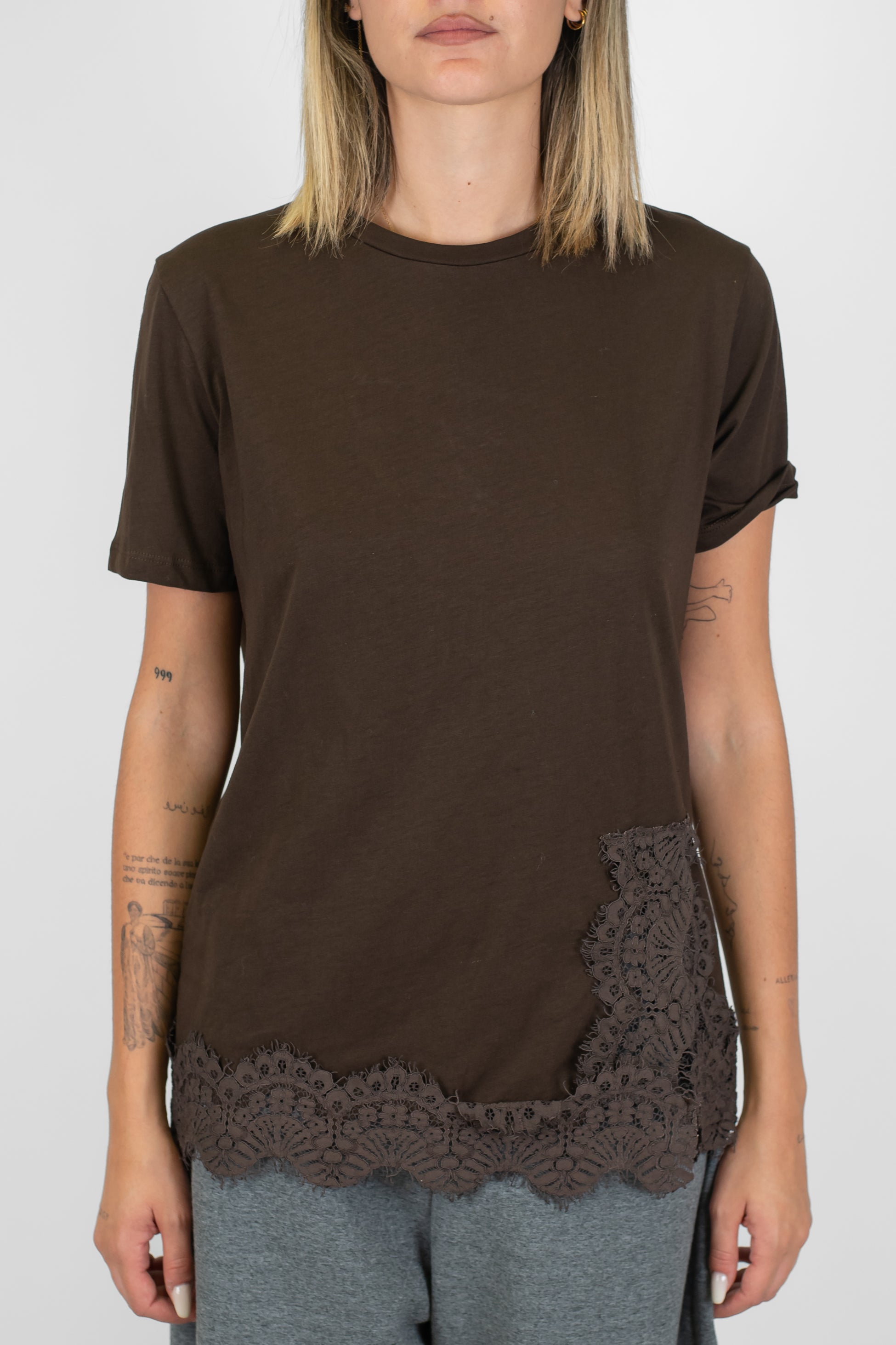 Tensione in - T-shirt con spacco e orlo in pizzo tono su tono