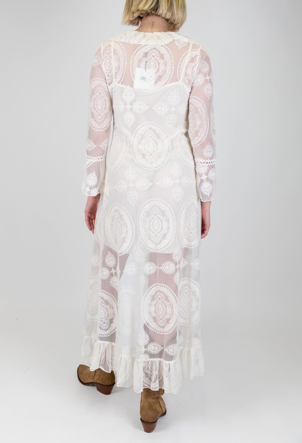 Tensione in - Abito lungo con ricami in crochet e profilo con rouches