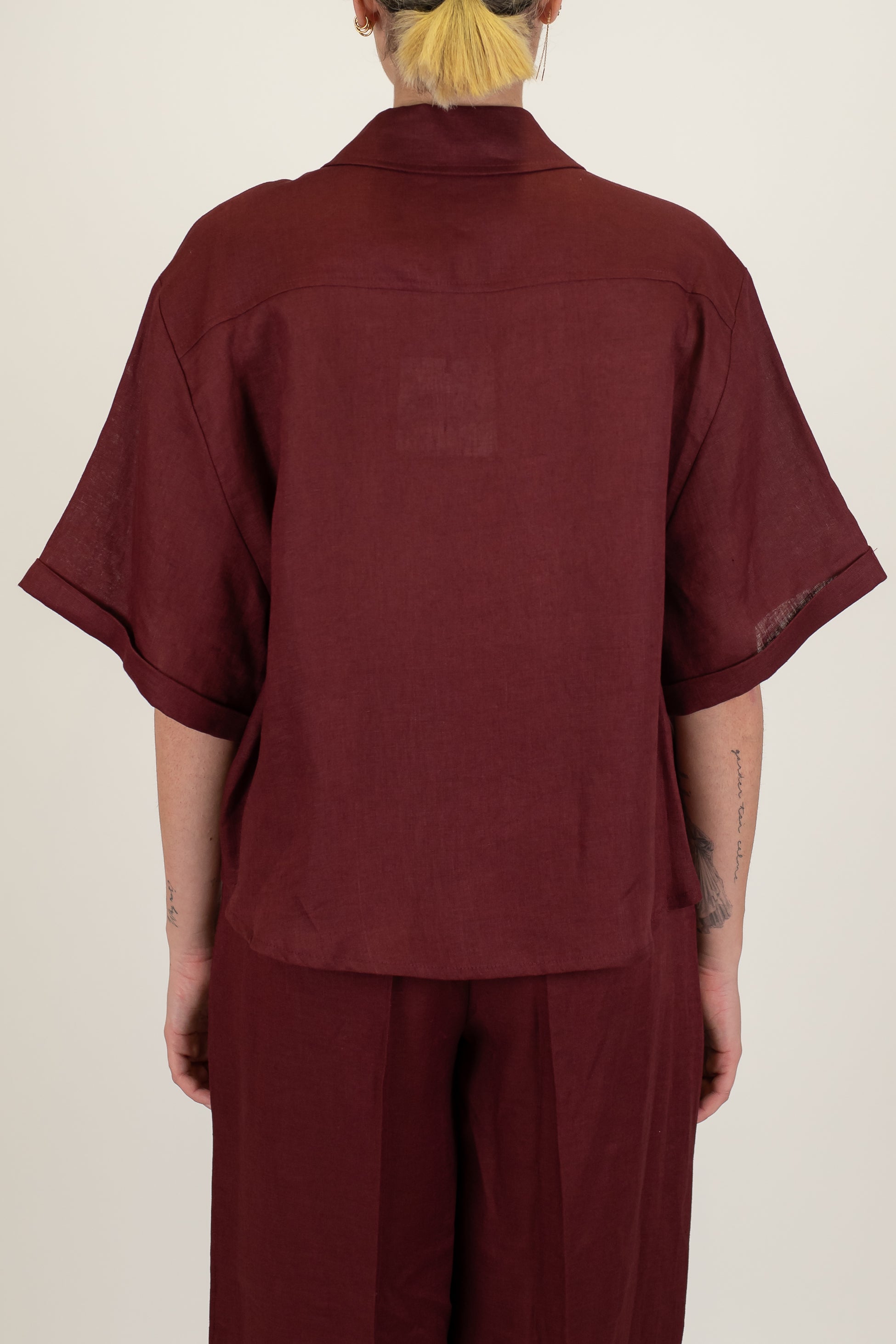 Tensione in - Camicia over merzzamanica in puro lino con tascone