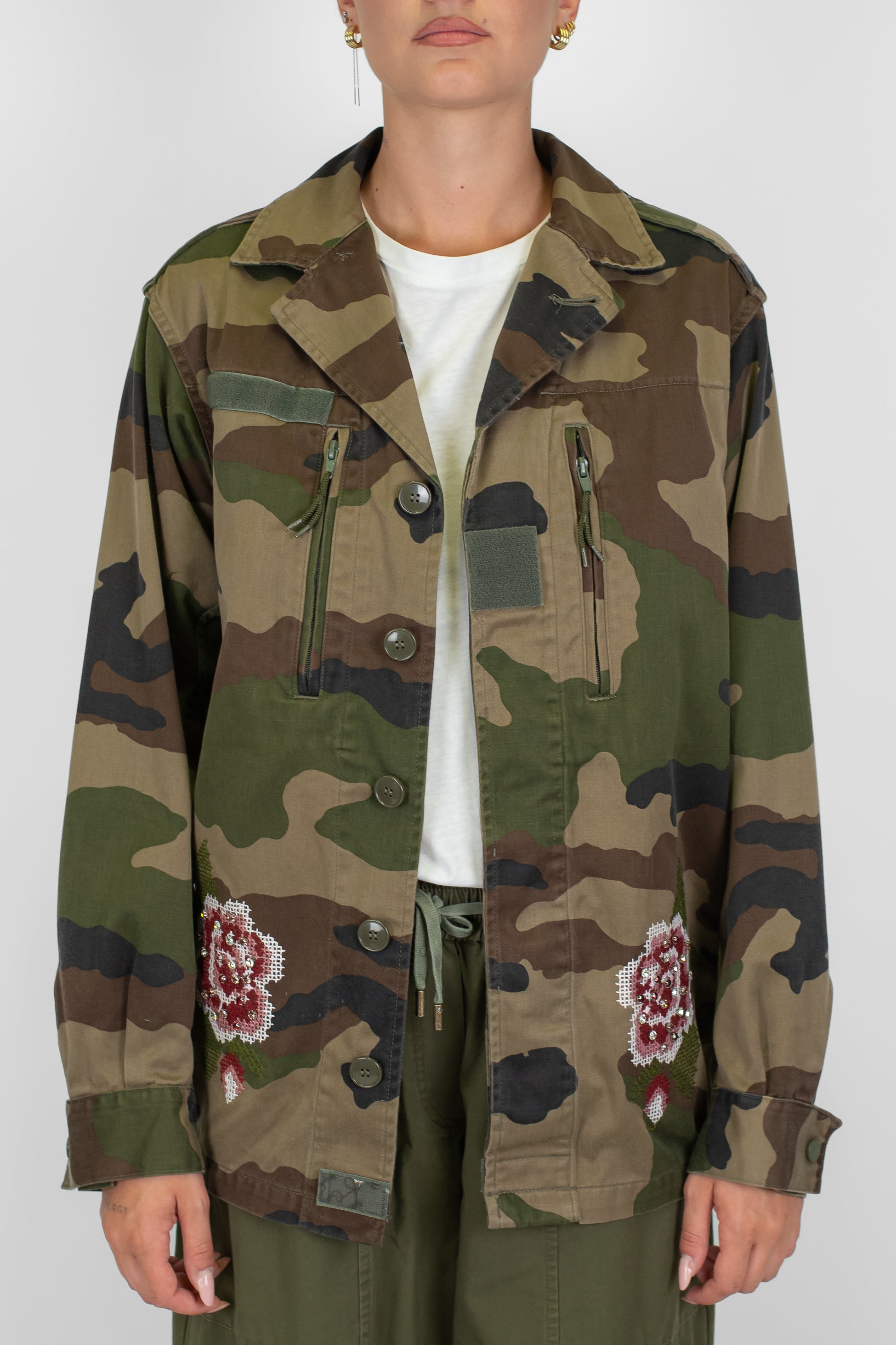 Tensione in - Giacca camouflage con rose cucite e applicazioni strass