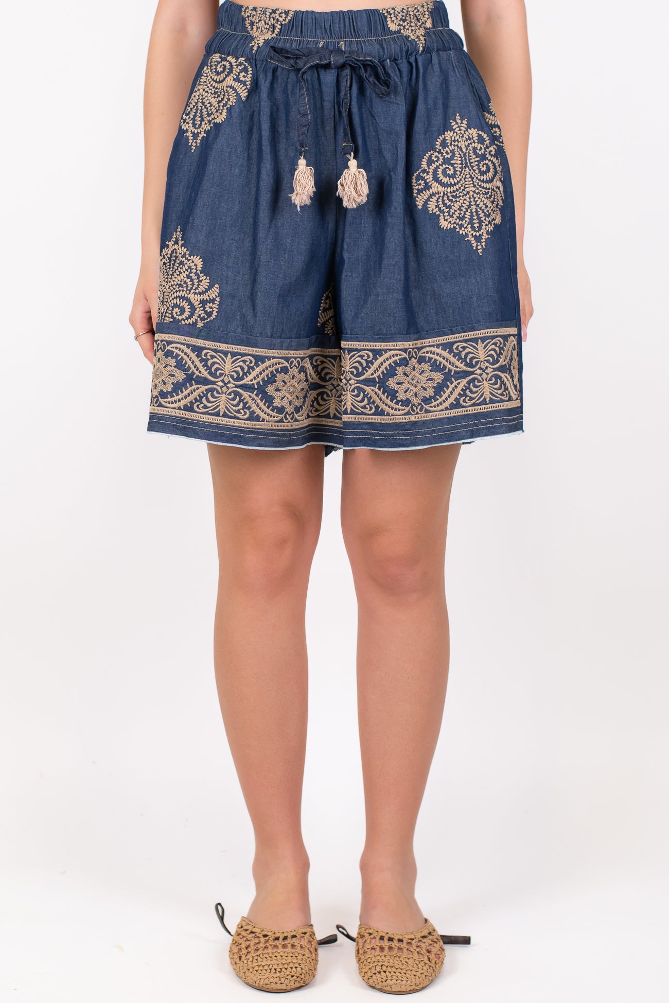 Motel - Shorts in chambray con ricami a contrasto e coulisse con nappine