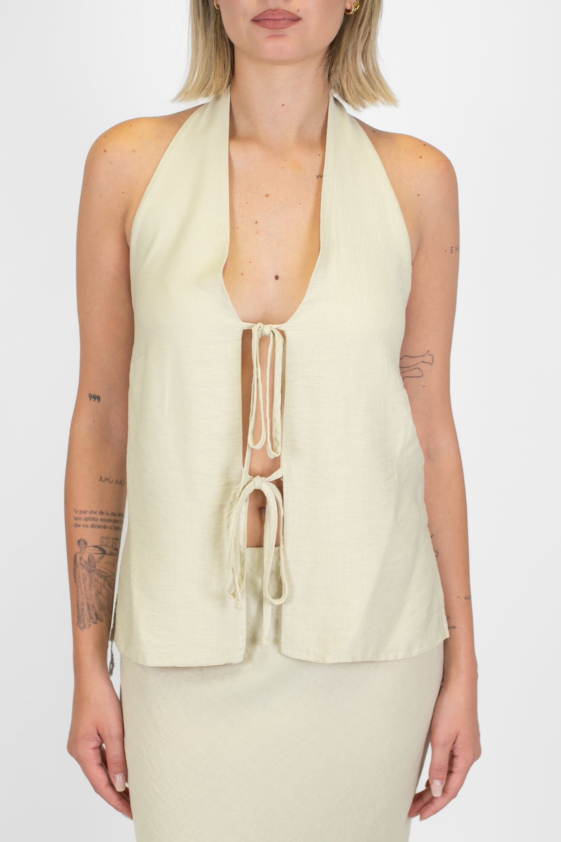 Tensione in - Gilet chiusura scollo fronte-retro con allaccio al collo e laccetti