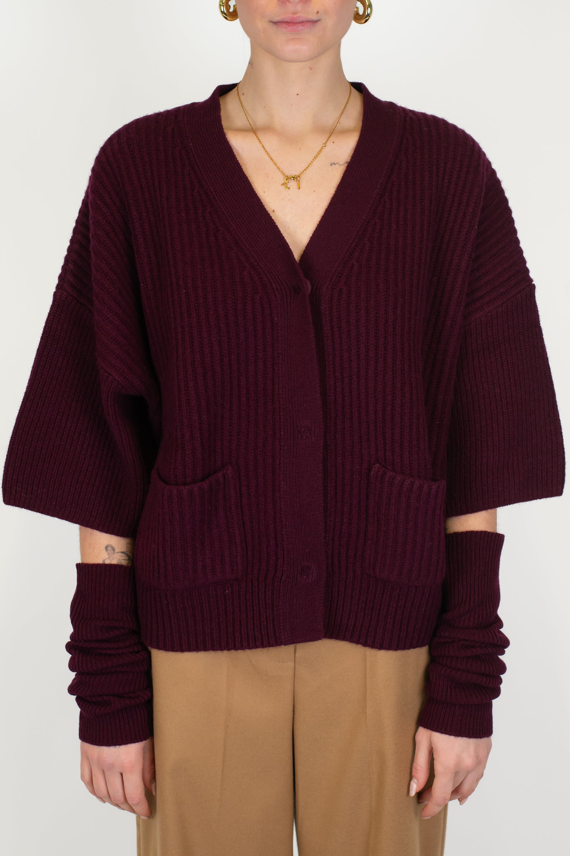 Tensione in - Cardigan scollo a V a coste in pura lana con manicotti