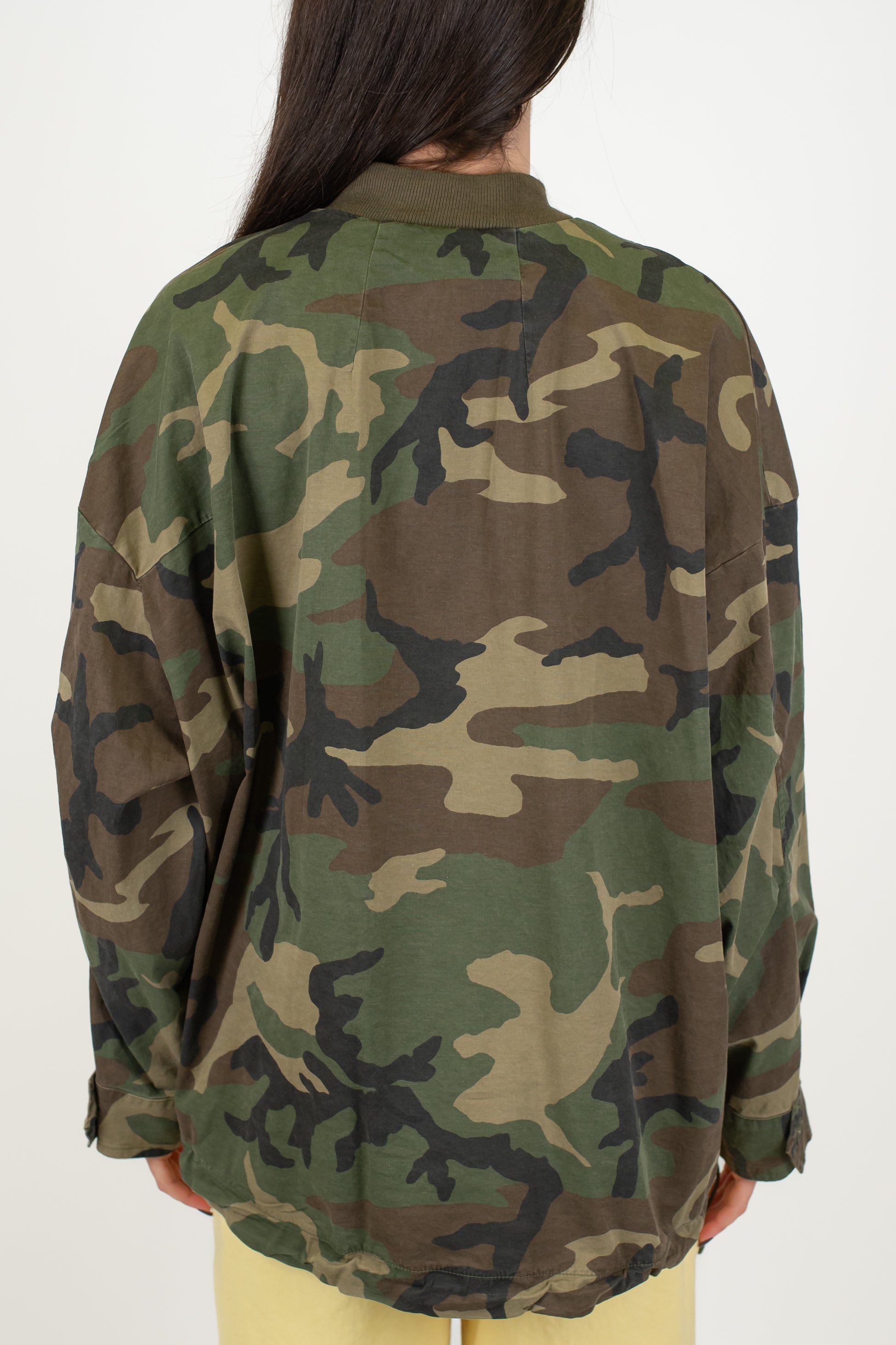 Tensione in - Bomber fantasia camouflage con collo coreano e chiusura zip