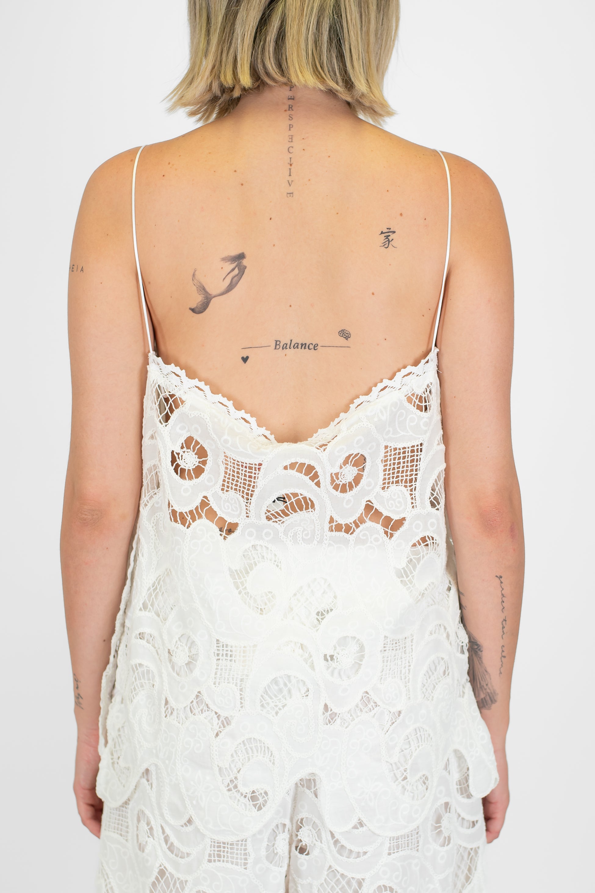 Tensione in - Top con bretelline e ricami in crochet