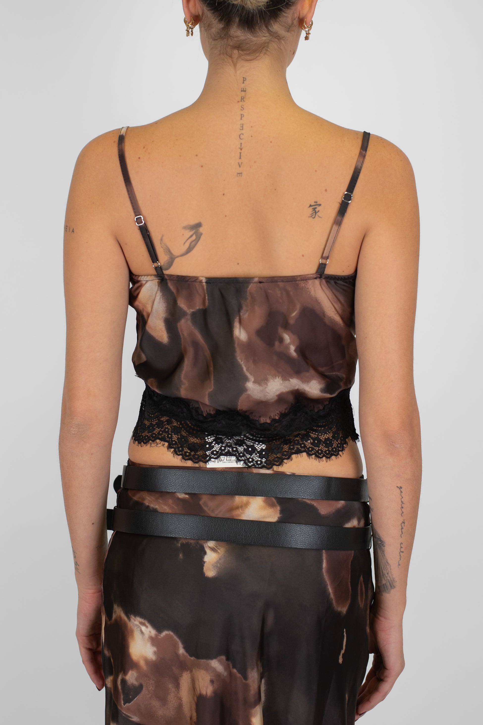 Haveone - Top in satin fantasia astratta con bretelline e orli in pizzo