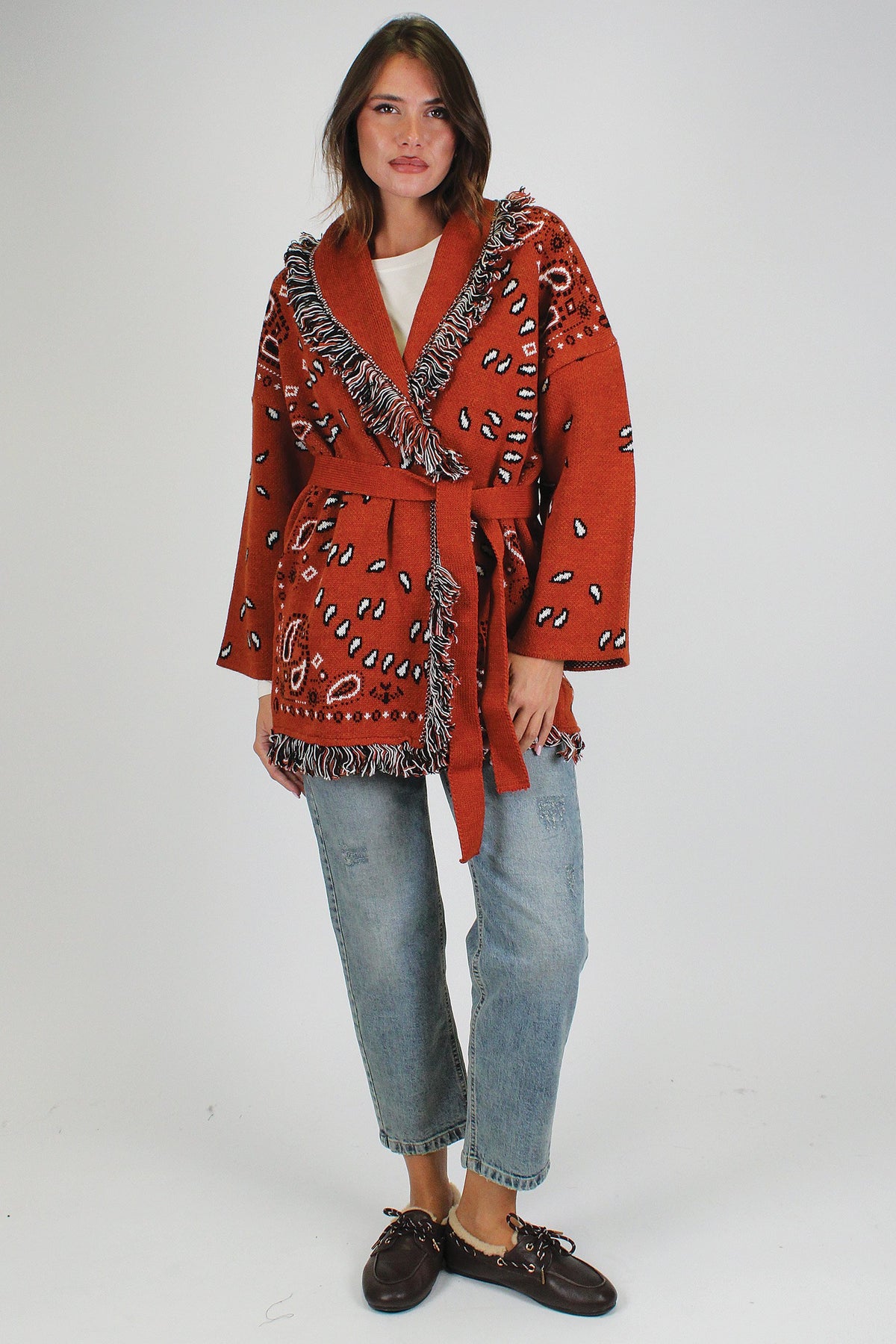 Tensione in - Cardigan fantasia bandana in misto lana con profilo frange e chiusura con cintura in tessuto