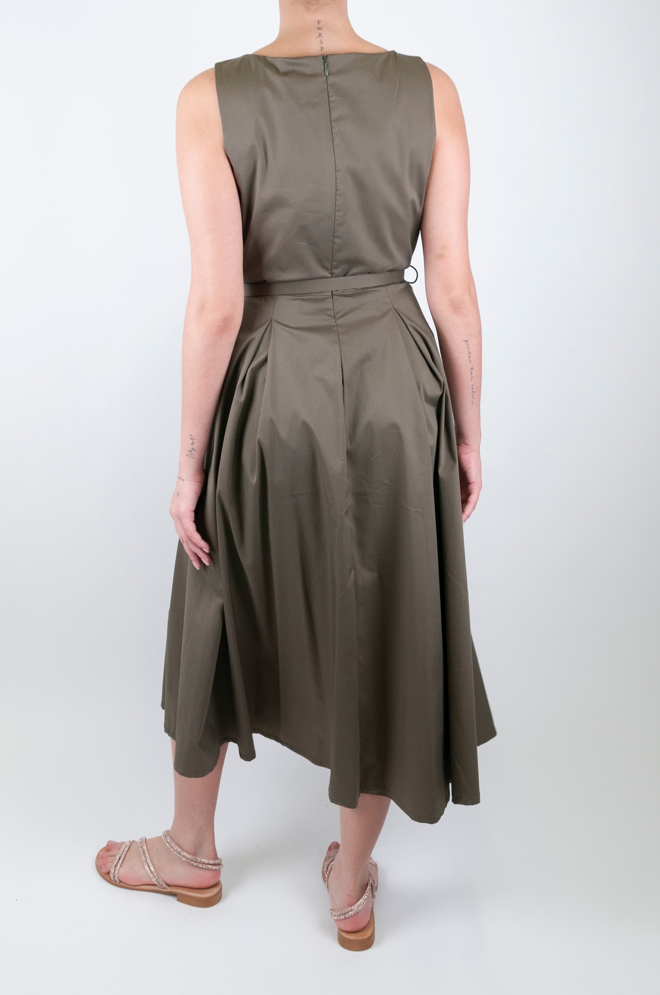 Tension in - Long sleeveless dress with flower brooch