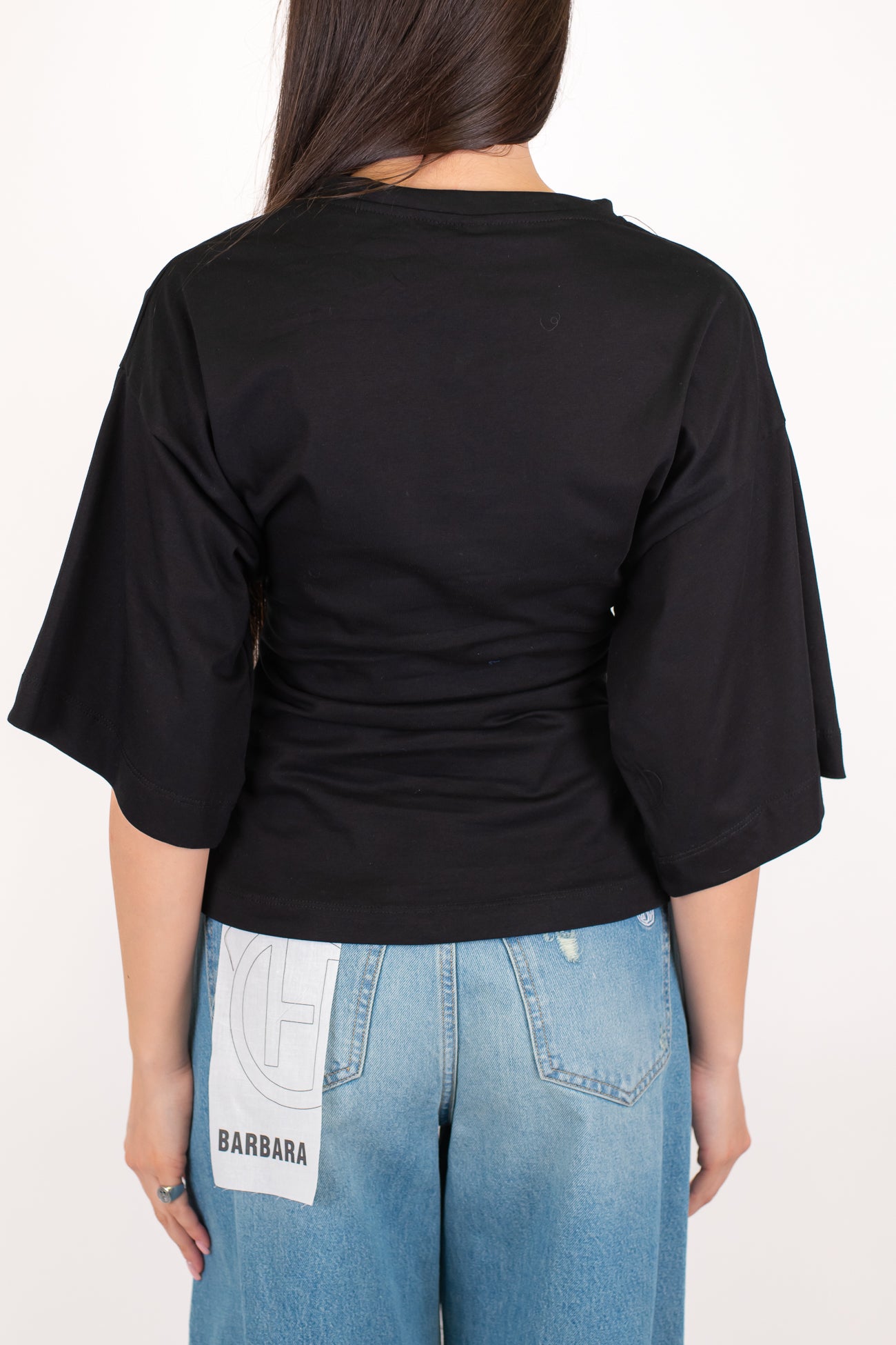 Tensione in - T-shirt con manica over e chiusura ganci centrale