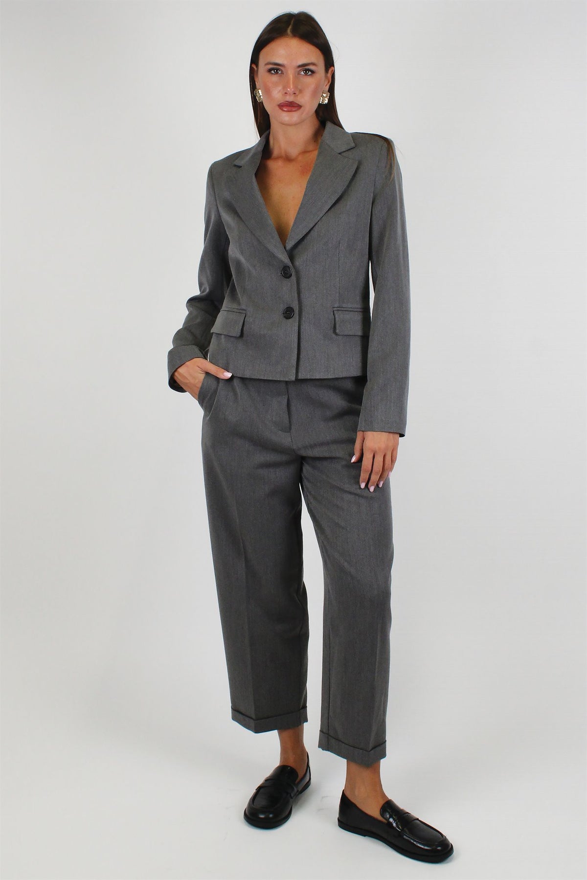 Pantalone regular con doppia pinces sul retro e risvolto Maryley.

Composizione: 77%PL 17%VI 6%EA