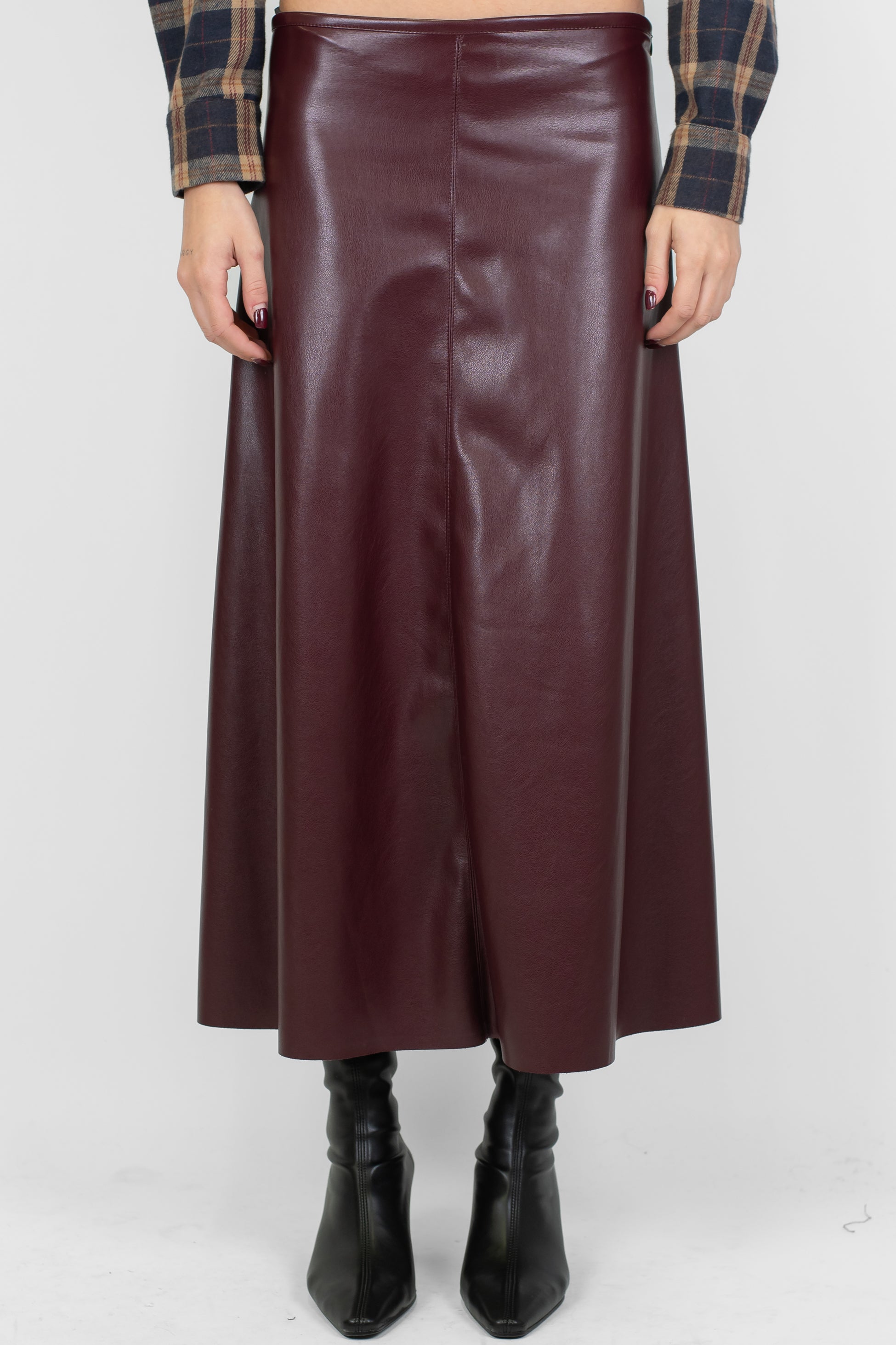 Tensione in - Gonna svasata in ecopelle con fondo a taglio vivo