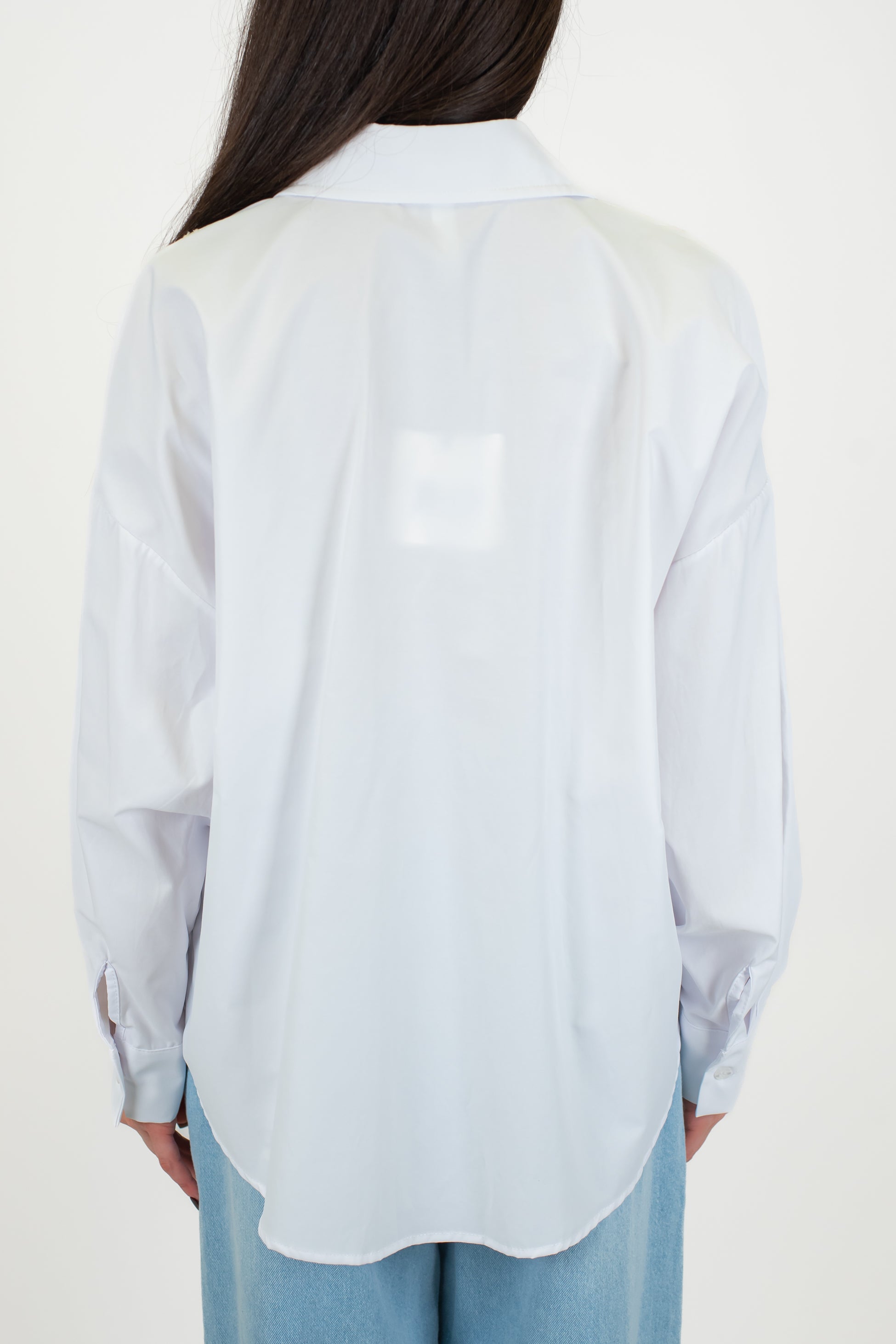 Tensione in - Camicia stondata con dettagli traforati e asimmetria fronte-retro