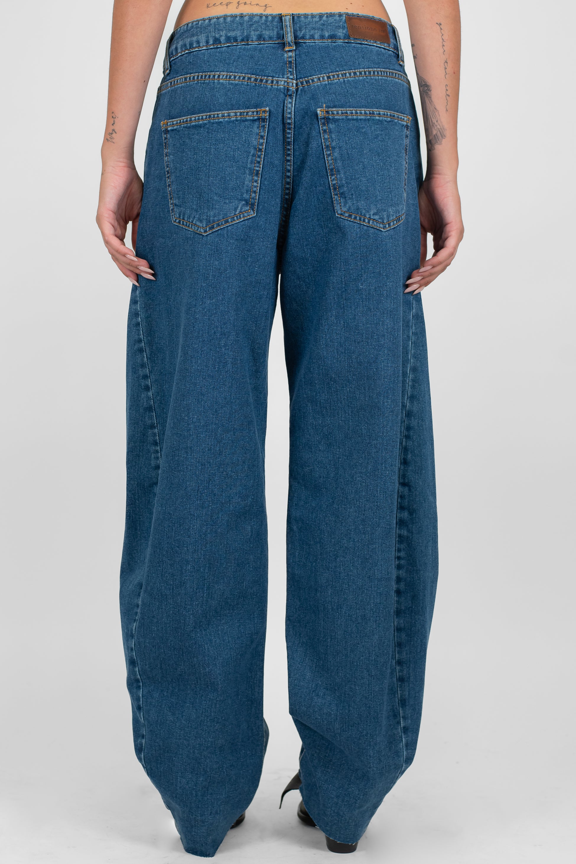 Tensione in - Jeans balloon lavaggio medio con fondo taglio vivo