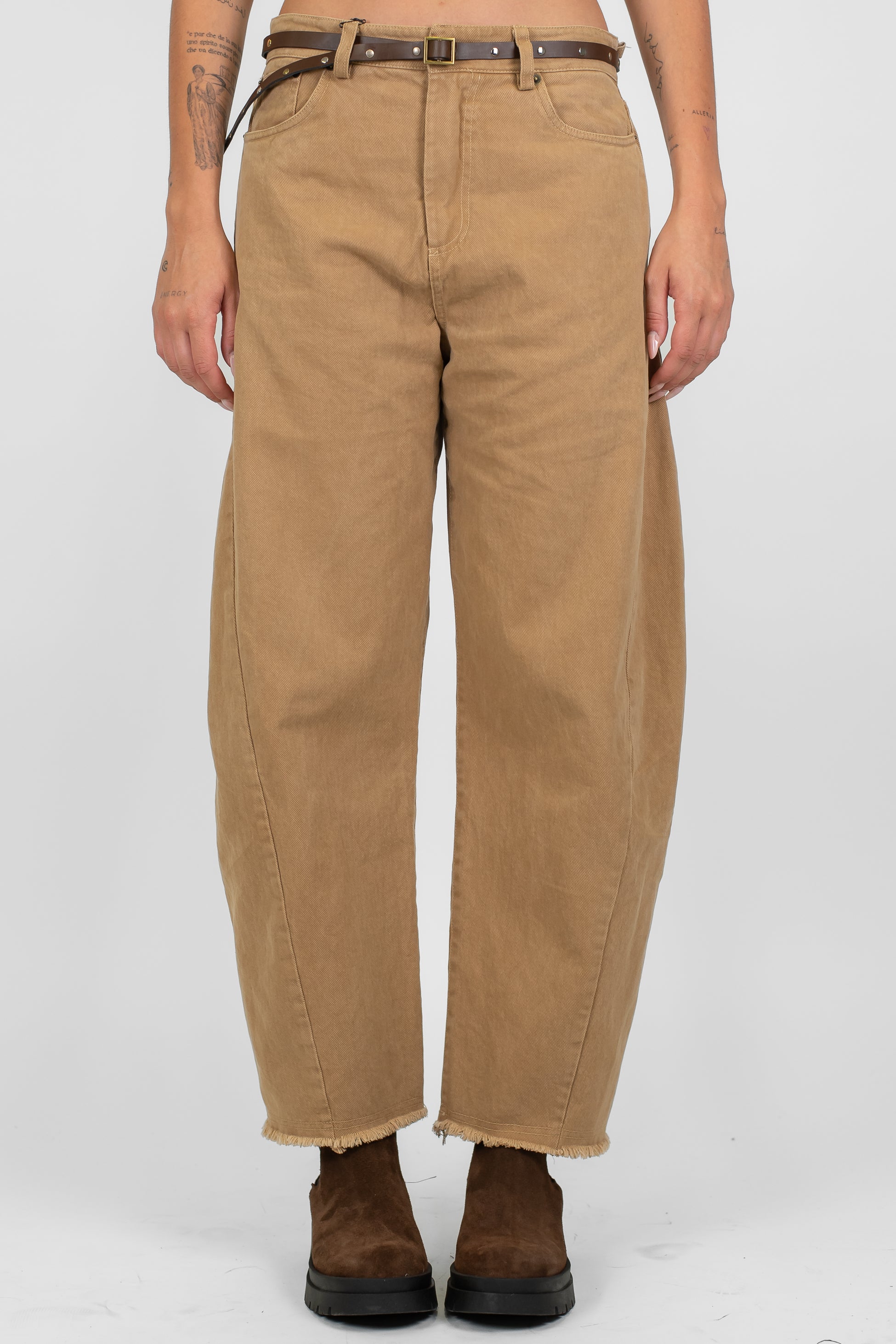 Tensione in - Pantalone balloon in denim colorato con fondo sfrangiato