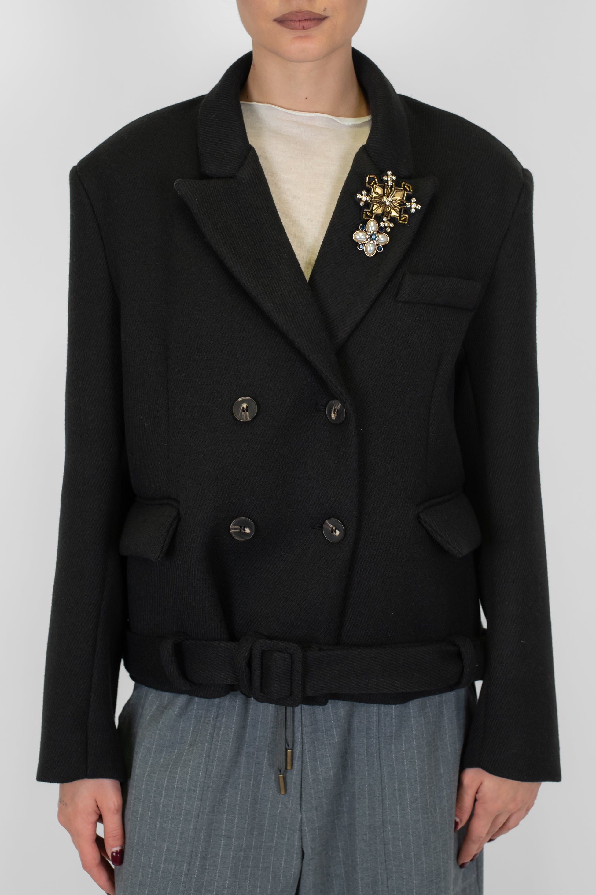 Tensione in - Giacca crop doppiopetto con spalline, spille e cintura in tessuto sul fondo