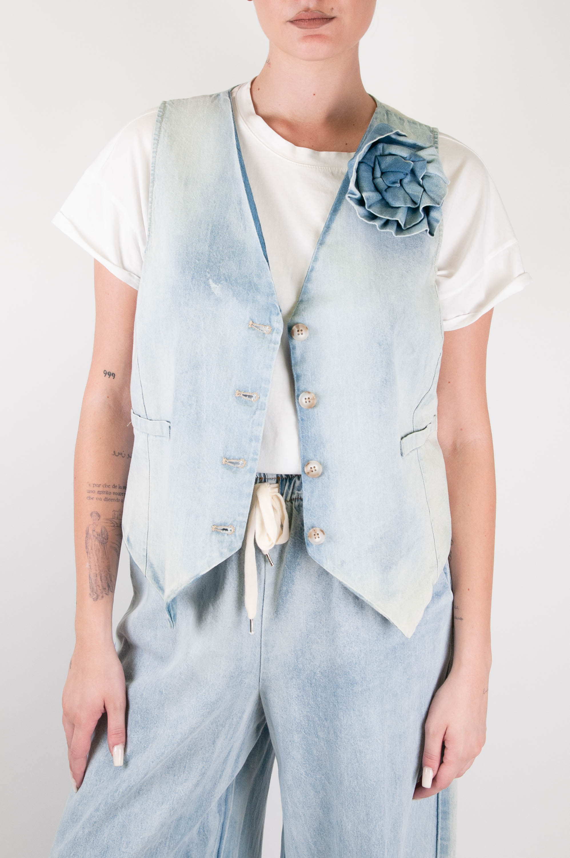 Tensione in - Gilet effetto denim con spilla fiore