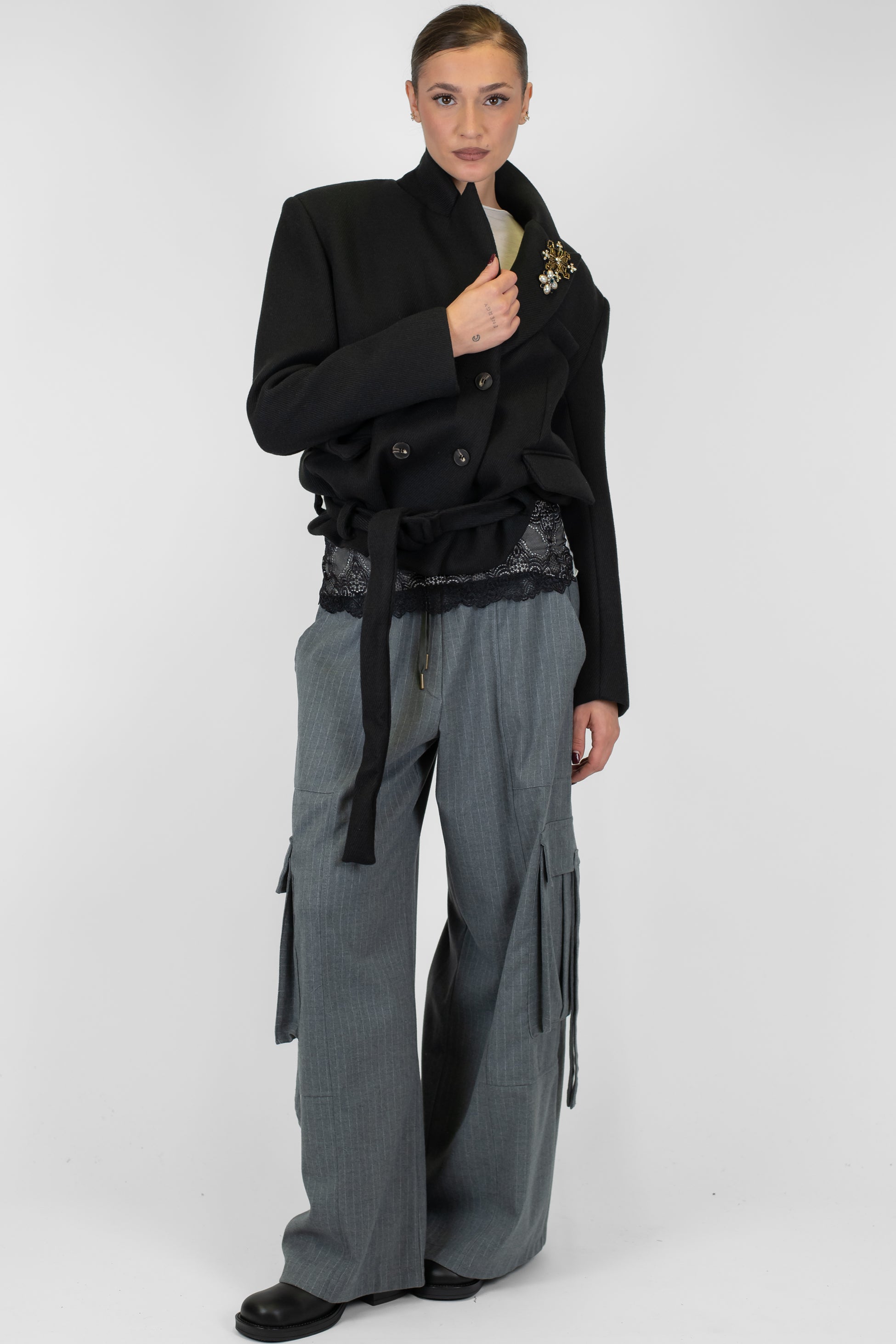 Tensione in - Pantalone cargo palazzo gessato con coulisse