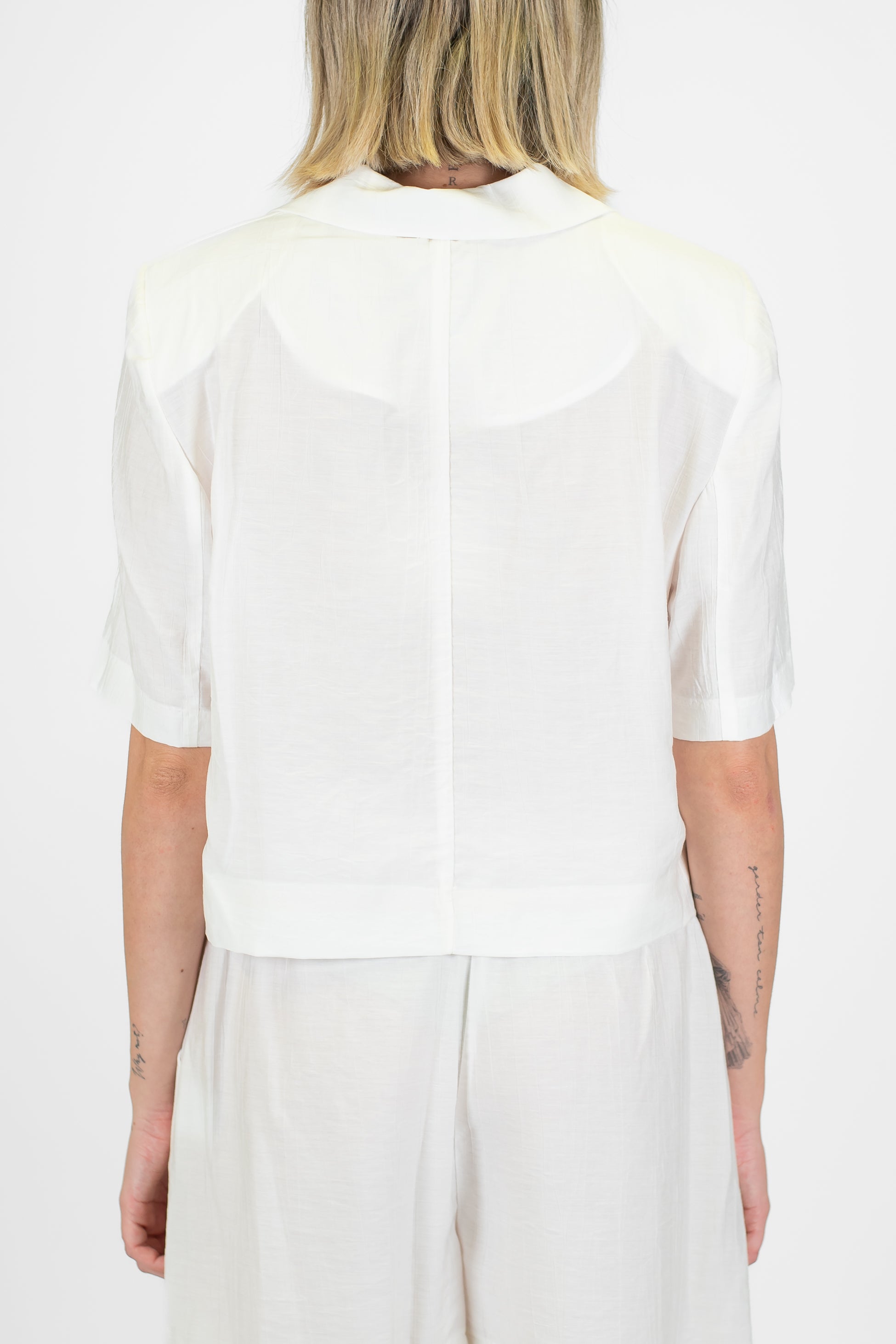 Tensione in - Coordinato in viscosa leggera con giacca crop sfoderata mezzamanica e bermuda