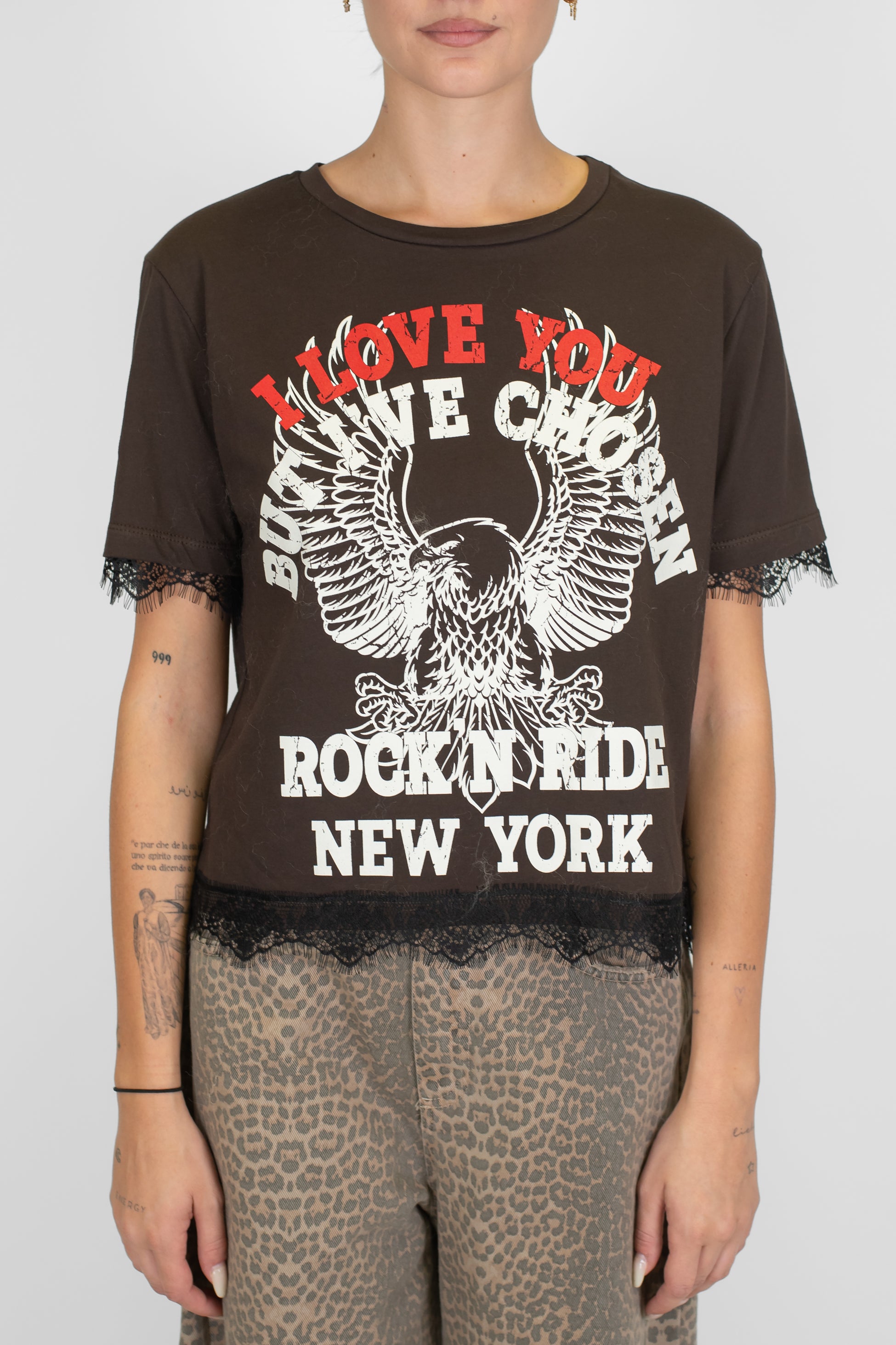 Tensione in - T-shirt con stampa e orli in pizzo