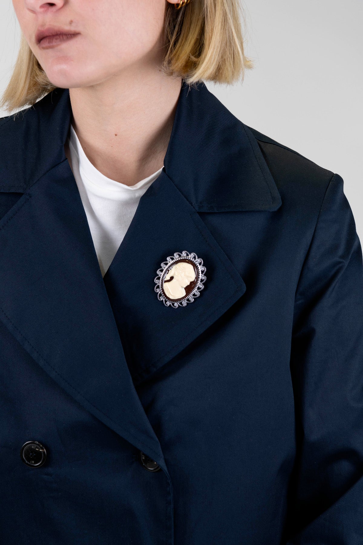 Maryley - Trench corto doppiopetto a sei bottoni con spilla