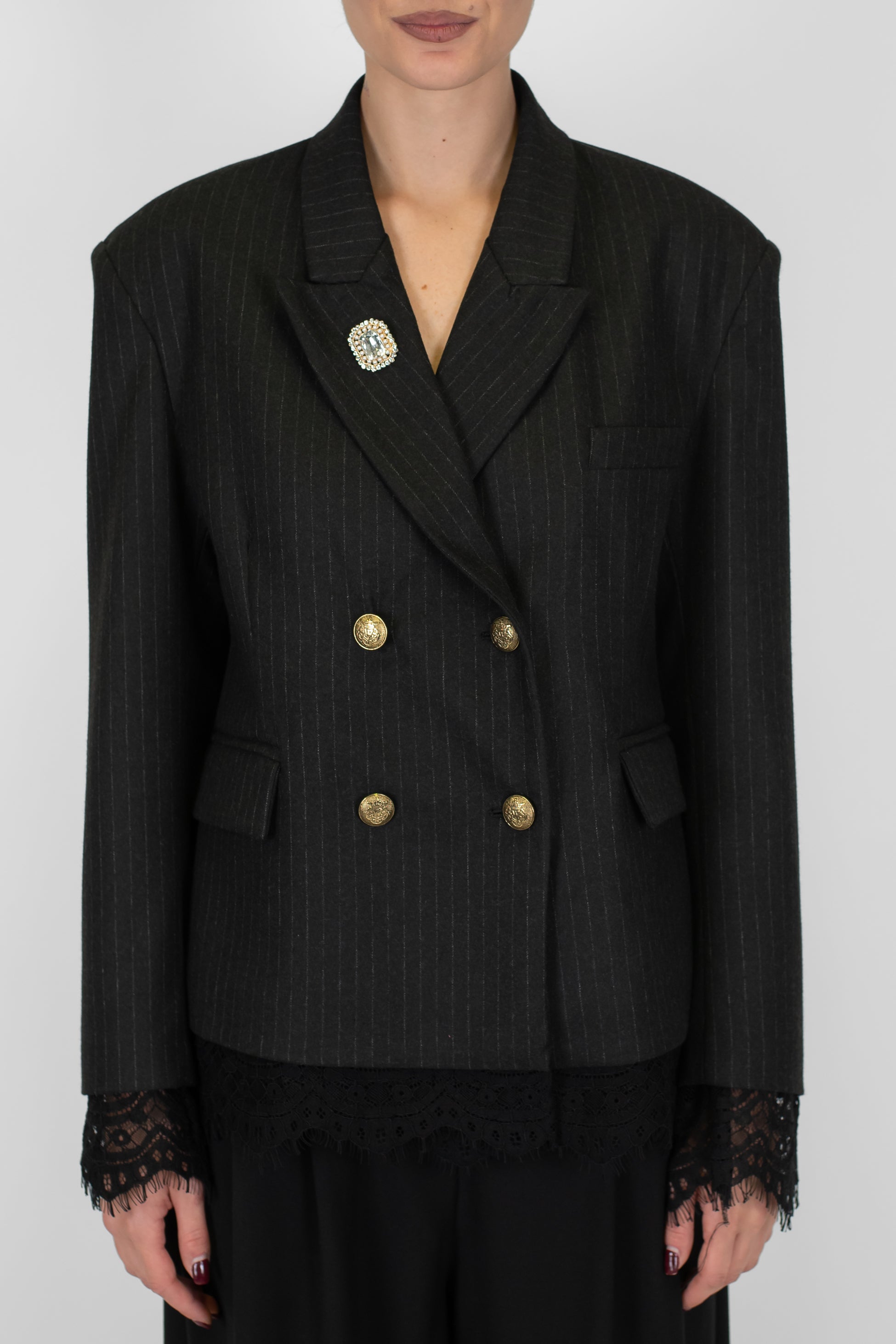 Tensione in - Giacca doppiopetto crop gessata con spilla gioiello