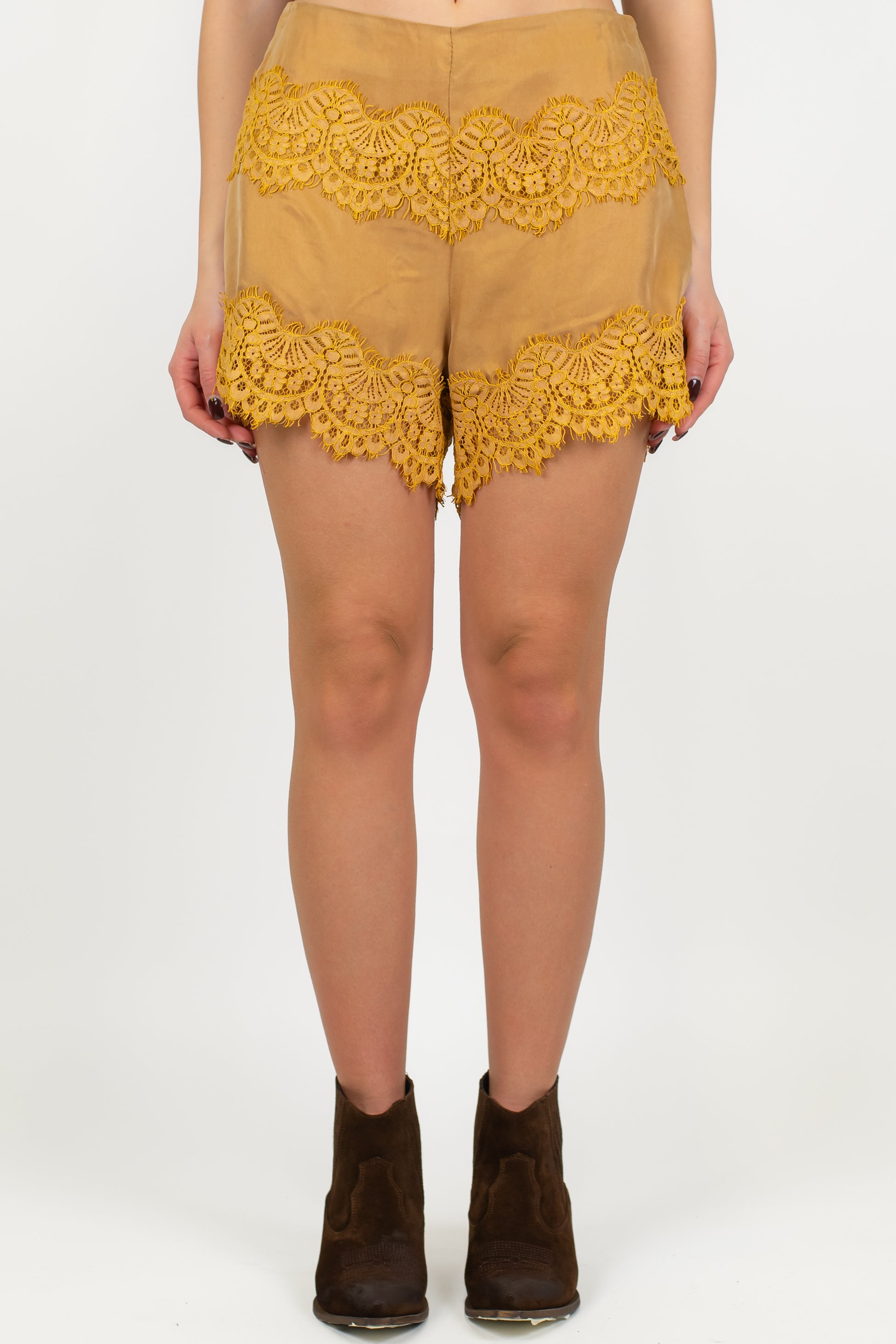 Tensione in - Shorts in cupro con ricami in pizzo