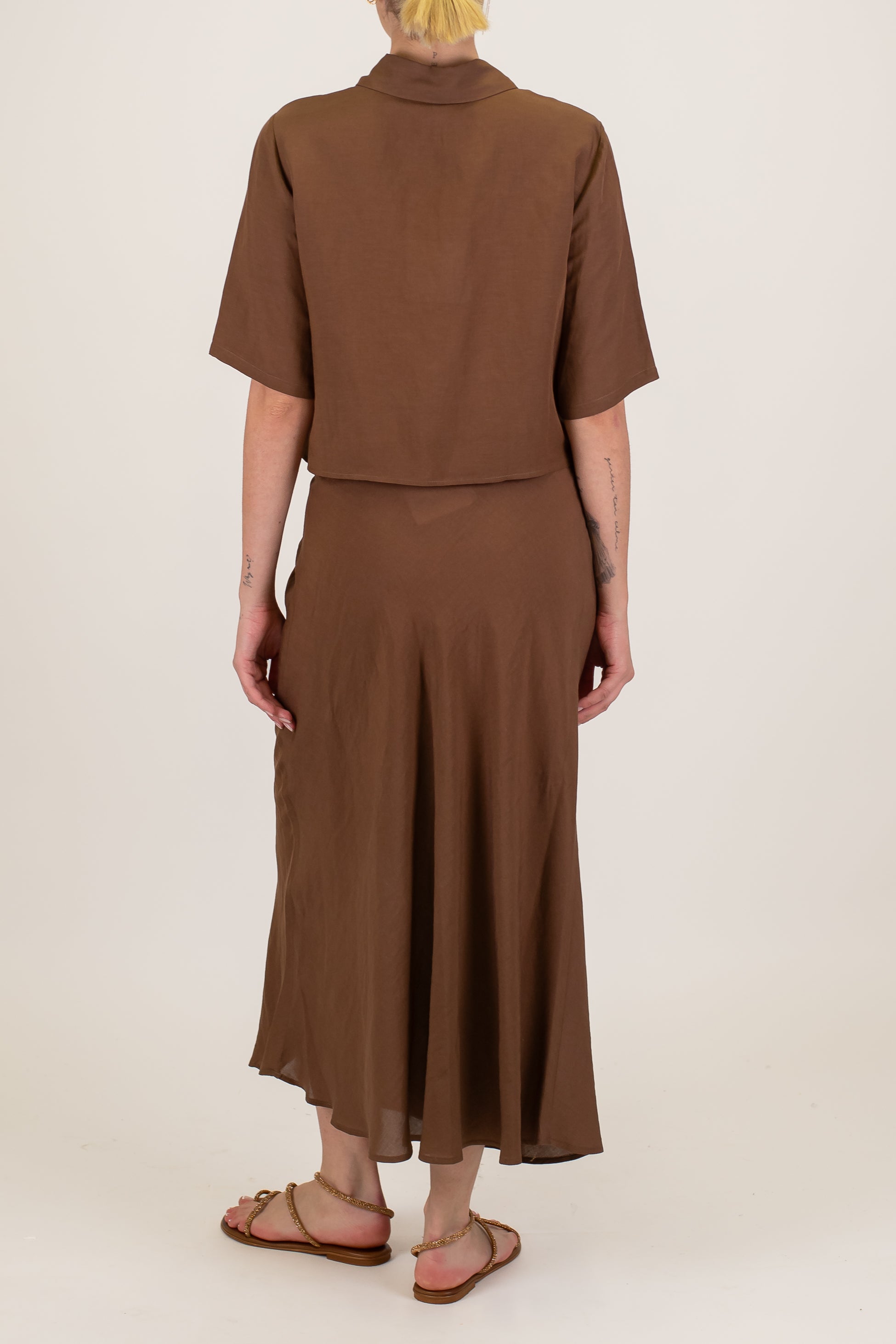 Tensione in - Coordinato in misto viscosa e lino con camicia crop mezzamanica e gonna con elastico in vita