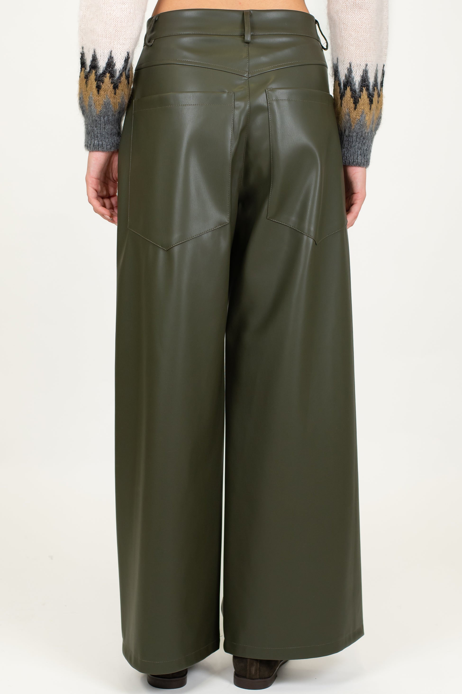 Tensione in - Pantalone palazzo in ecopelle modello Giusi con tasconi posteriori