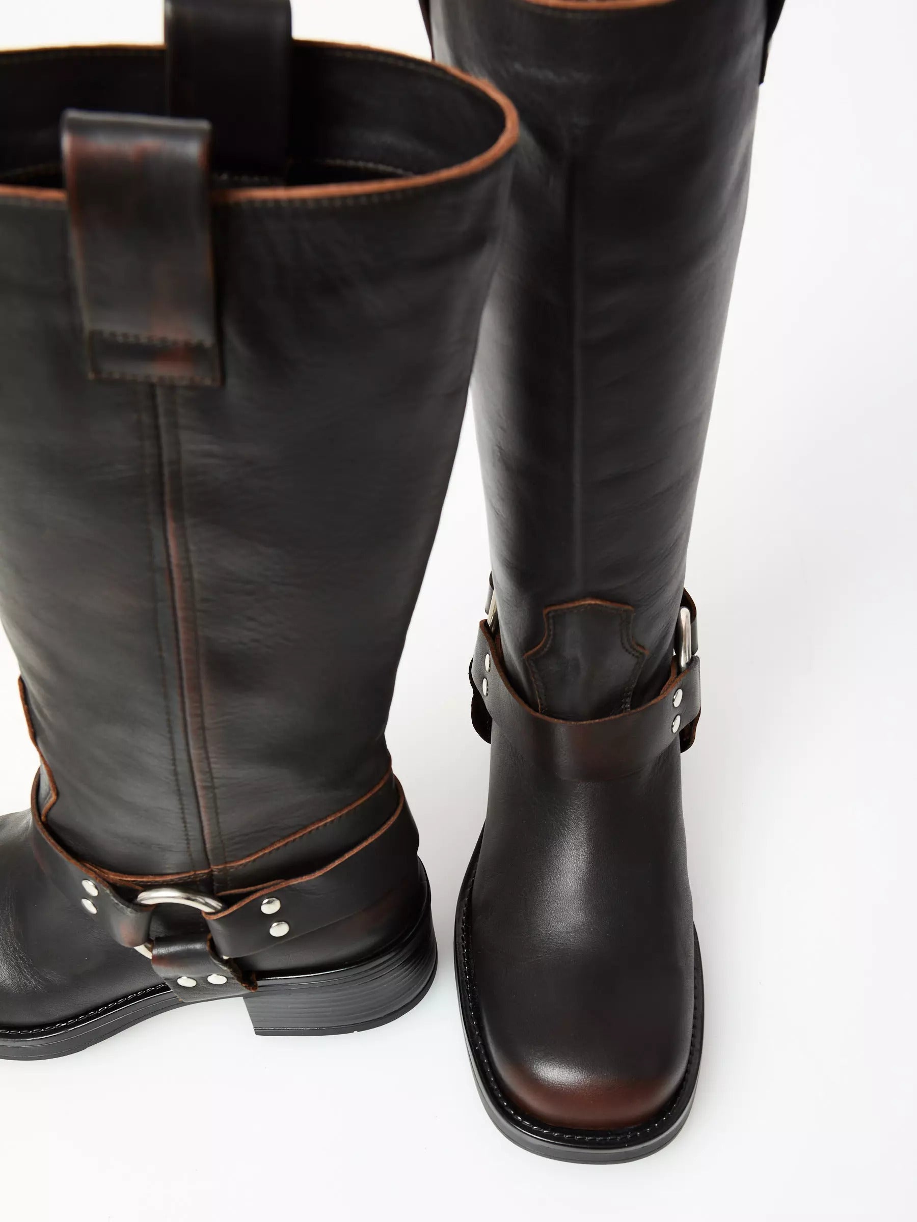 Ovyè - Biker in pelle con fibbia