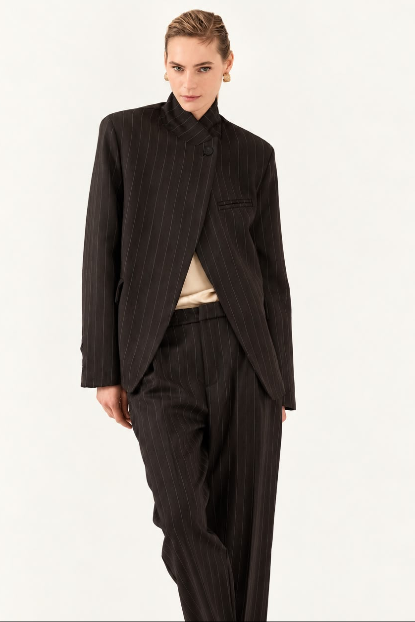 Souvenir - Tailleur gessato con giacca aperta e pantalone balloon in lana vergine