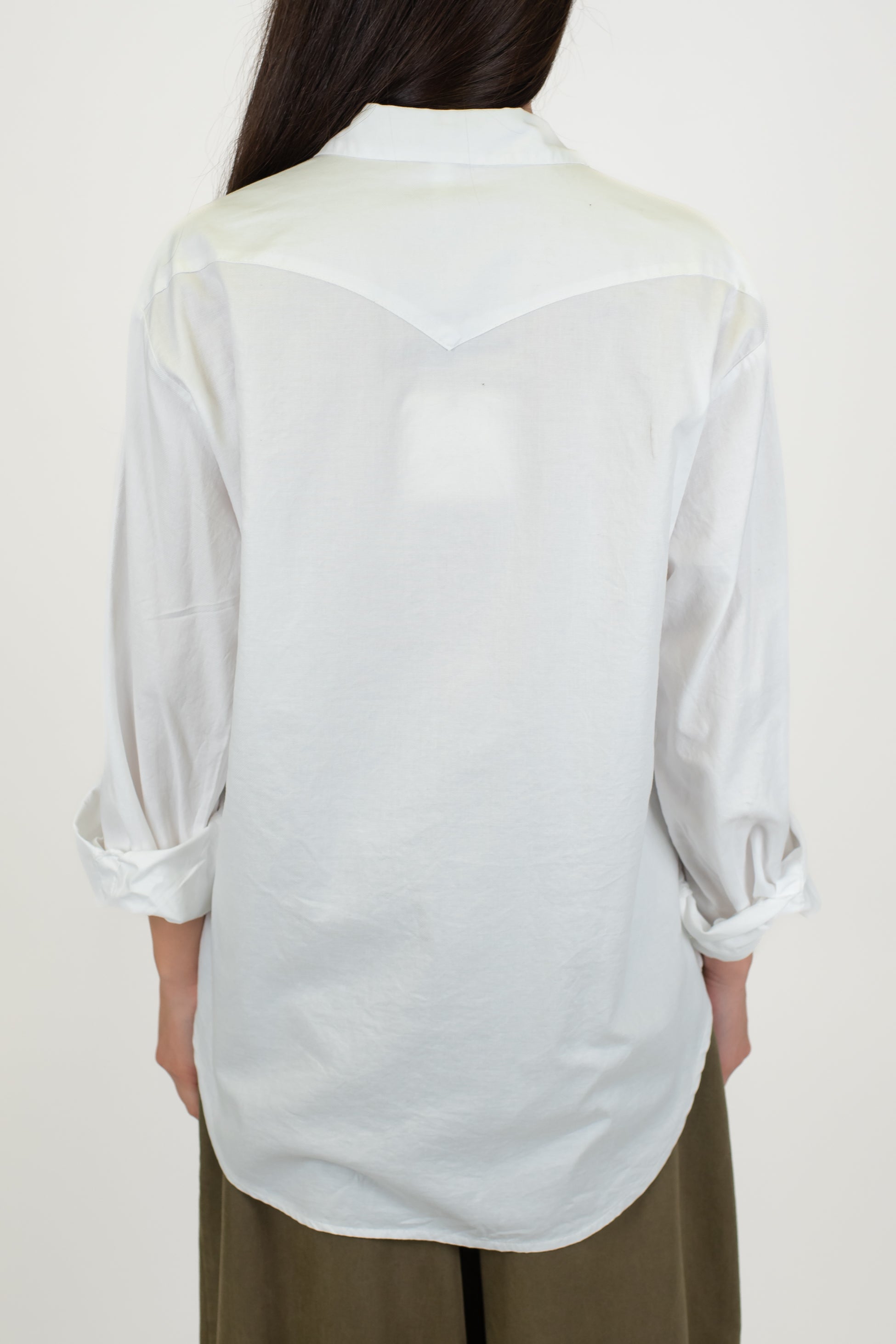 Tensione in - Camicia con taschini sul petto e chiusura con ciappe