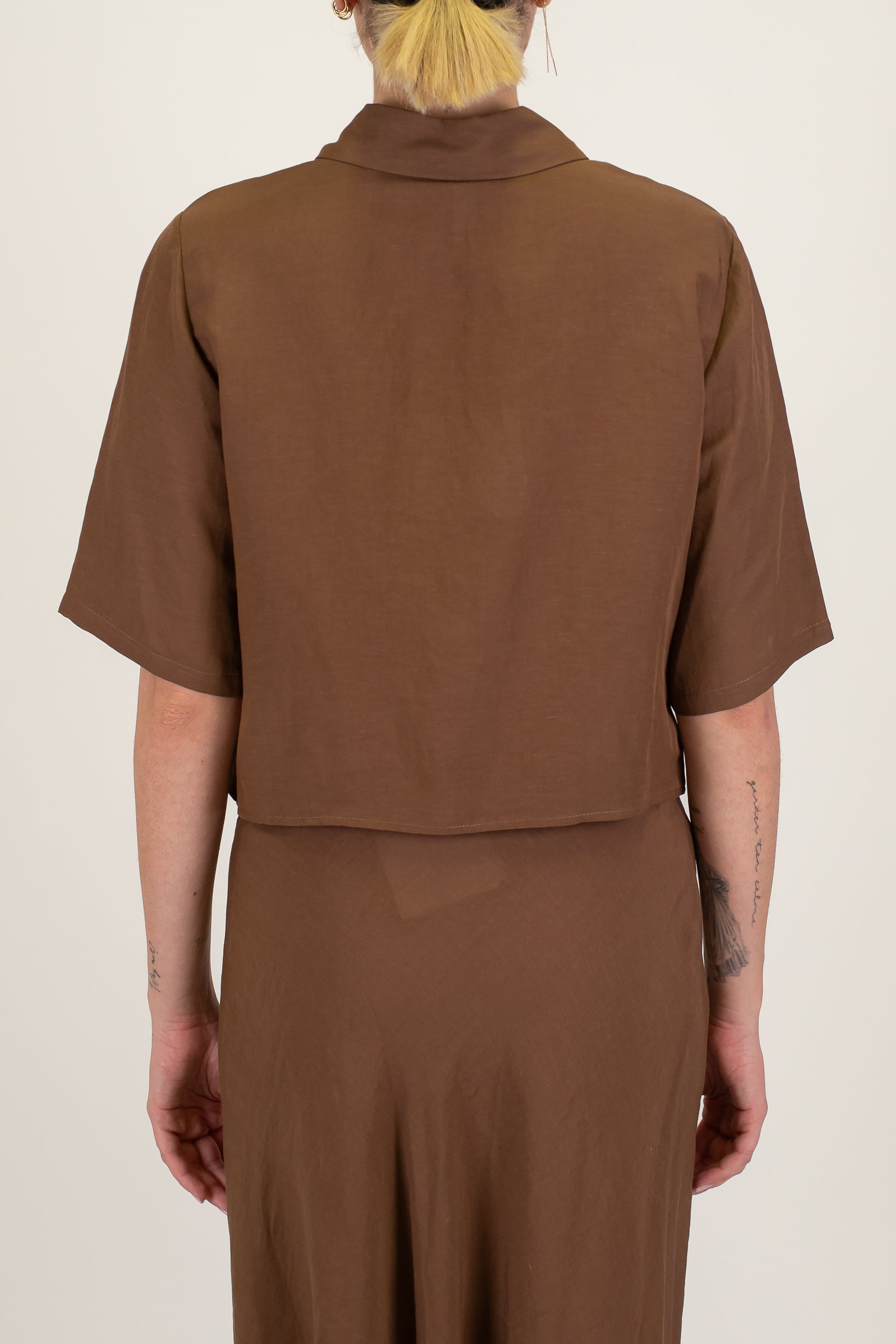 Tensione in - Coordinato in misto viscosa e lino con camicia crop mezzamanica e gonna con elastico in vita