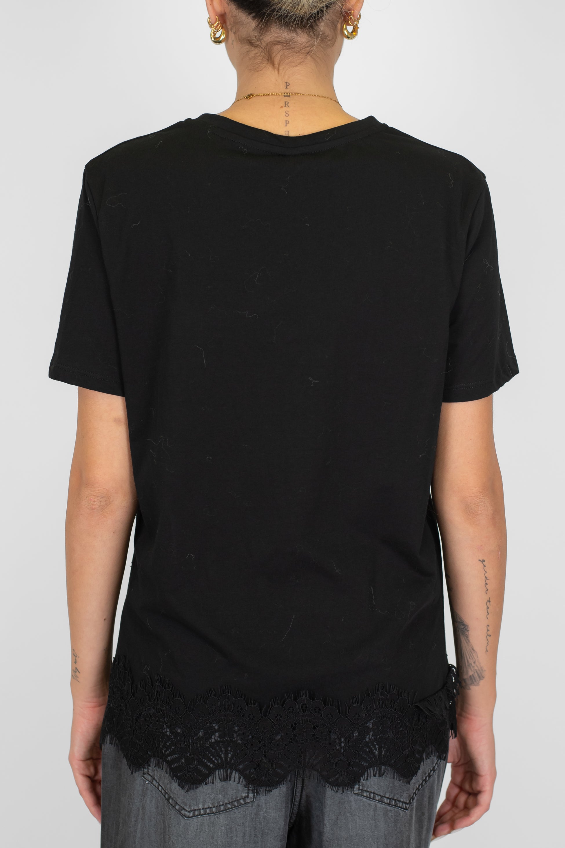 Tensione in - T-shirt con spacco e orlo in pizzo tono su tono