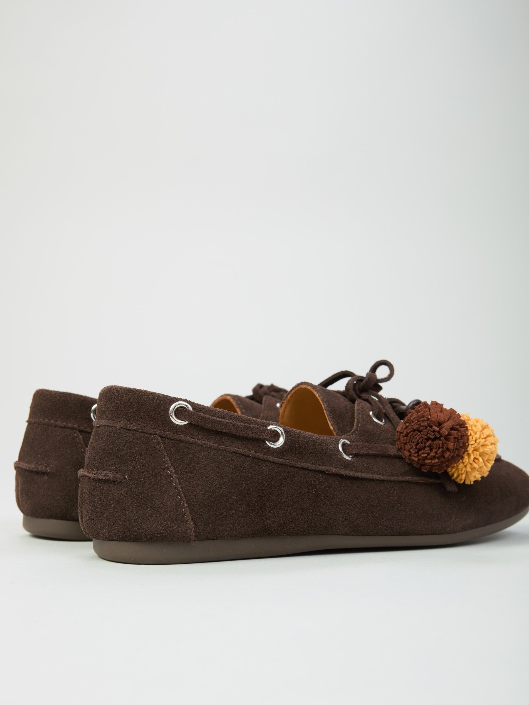 Ovyé - Mocassino in camoscio con pompon a contrasto