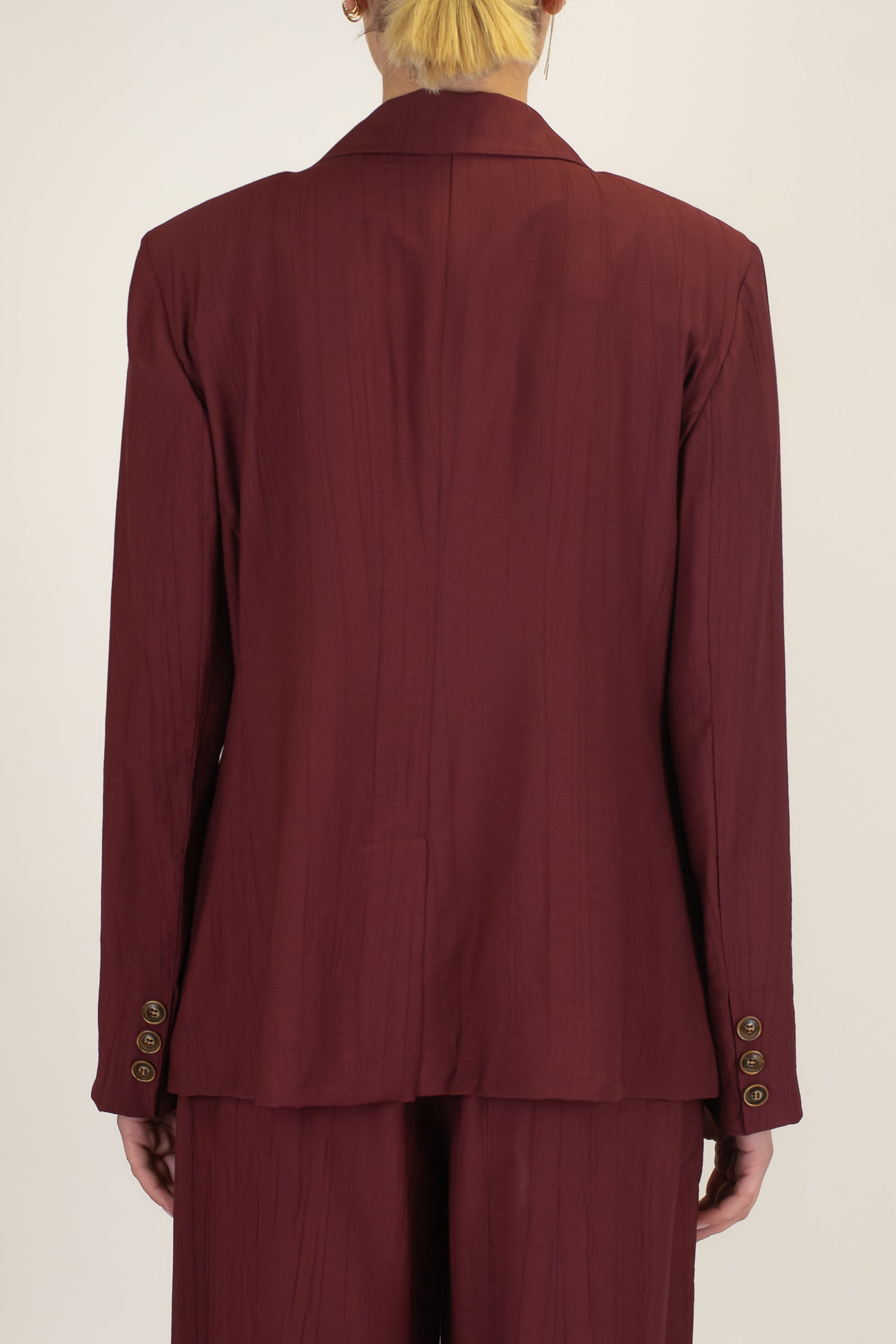 Tensione in - Tailleur in viscosa leggera con giacca monopetto e pantalone palazzo con elastico sul retro