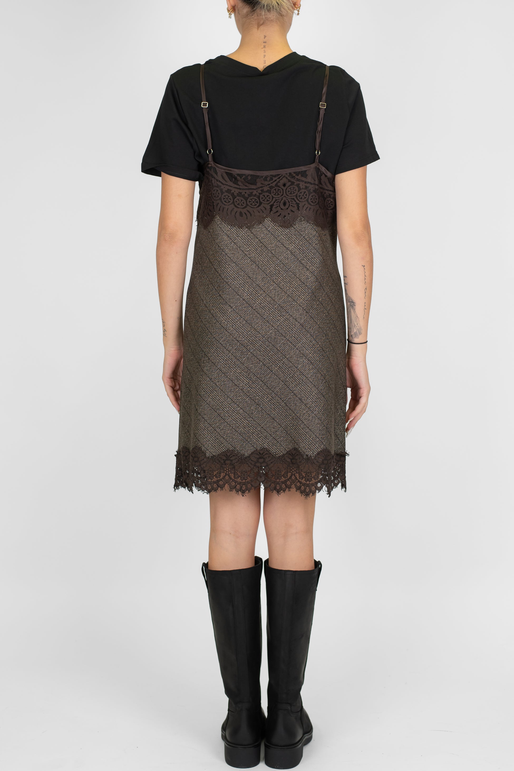 Tensione in - Abito corto fantasia con orli in pizzo e t-shirt al di sotto