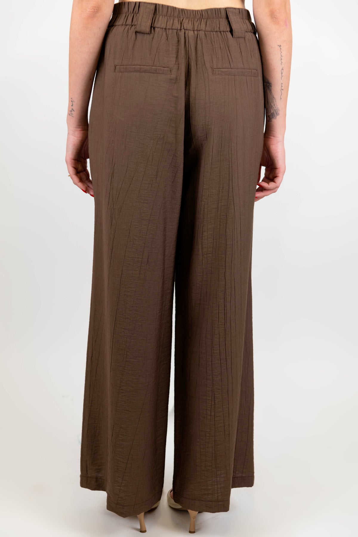 Tensione in - Tailleur in viscosa leggera con giacca monopetto e pantalone palazzo con elastico sul retro