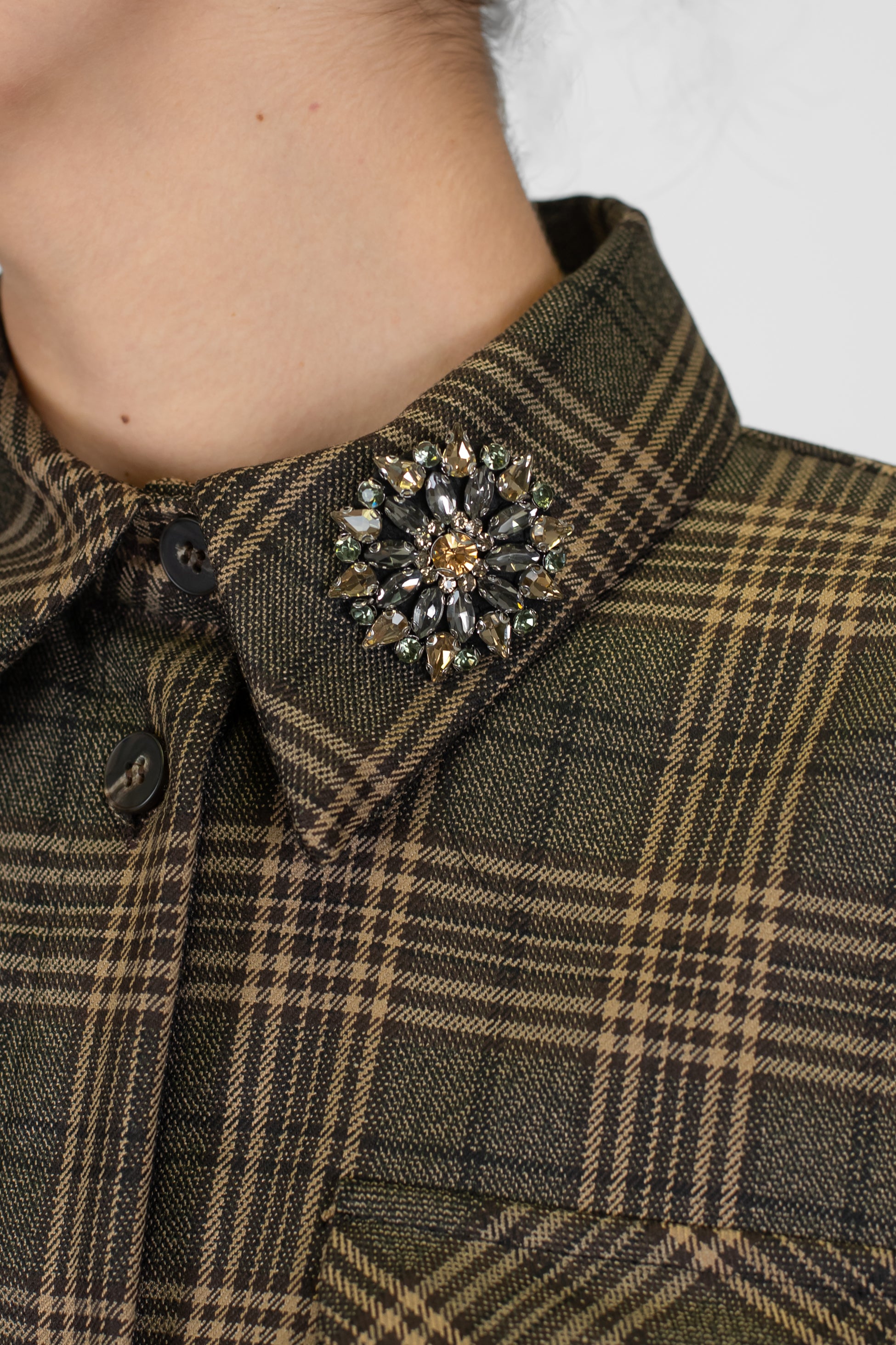 Motel - Camicia fantasia check con spalline e spilla