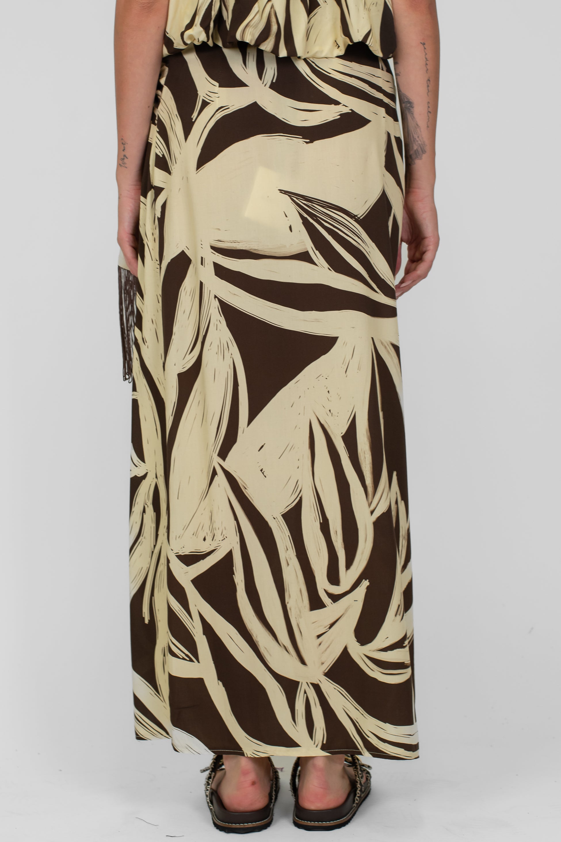 Tensione in - Gonna pareo fantasia astratta in viscosa con nappine