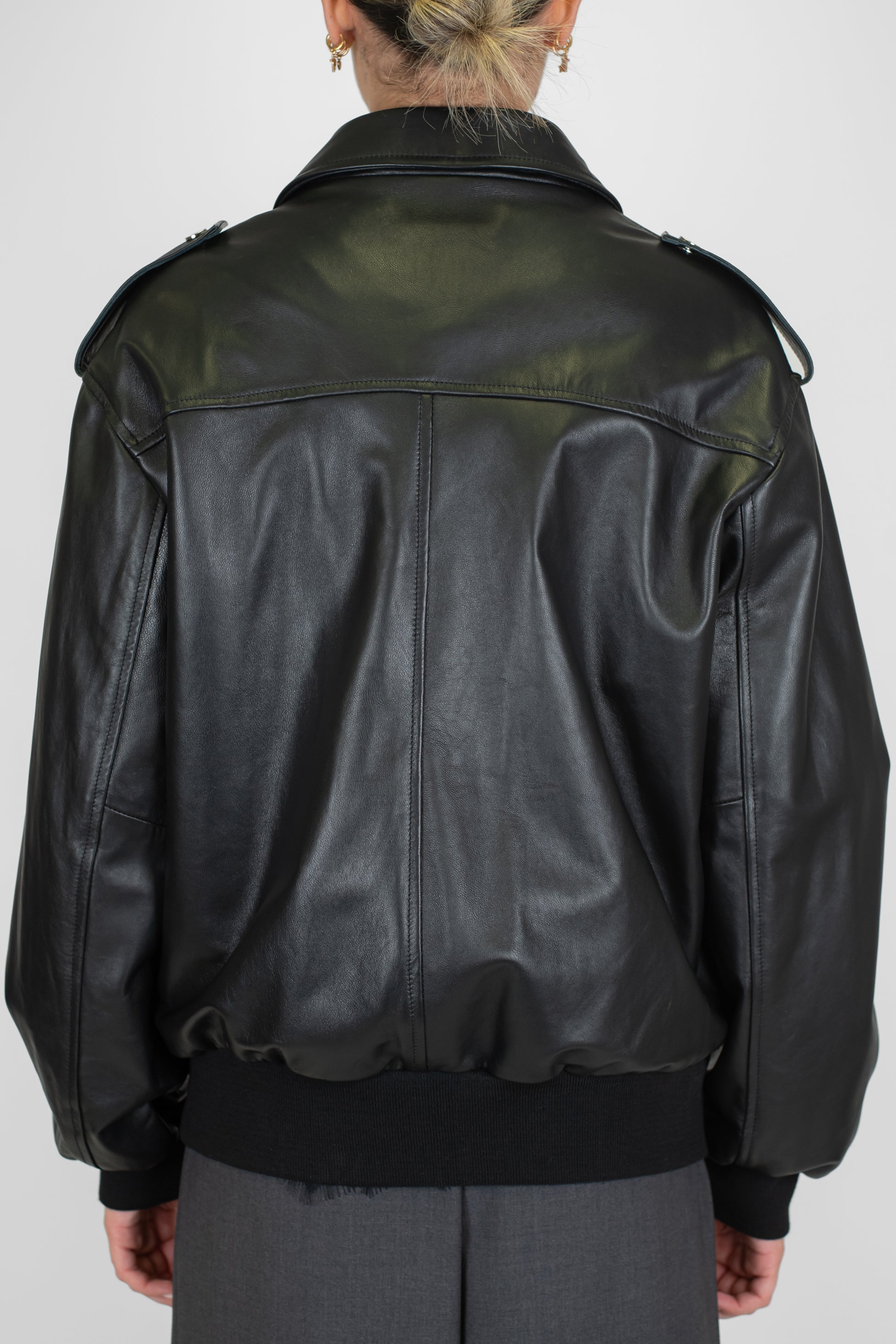 Tensione in - Bomber in vera pelle con tasconi frontali e chiusura zip