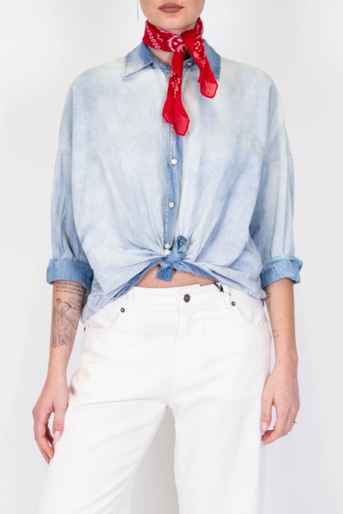 Tensione in - Camicia in chambray lavaggio chiaro con bandana al collo